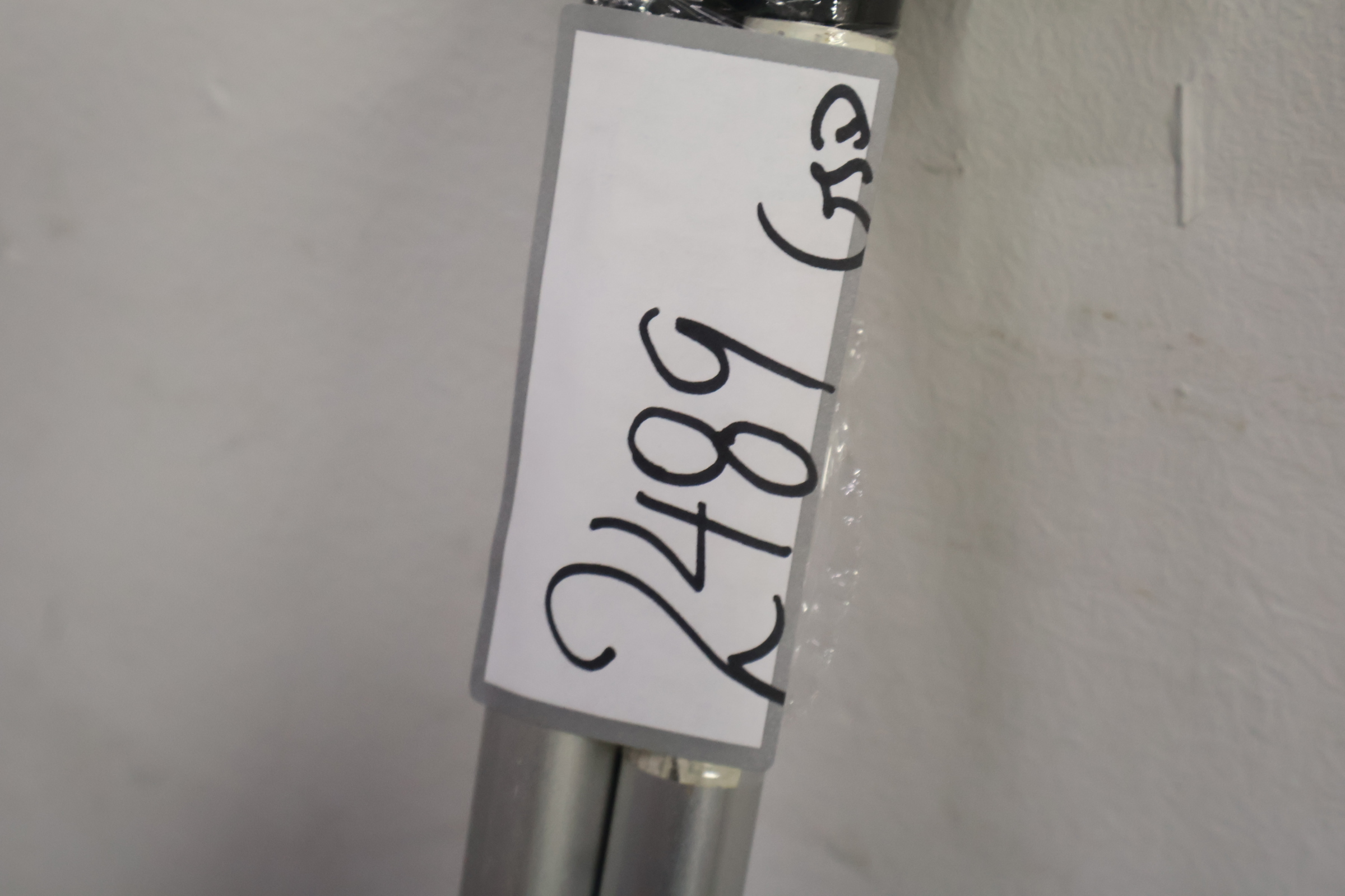 Set van drie vloerschrapers' – foto 10 – kavel bij GSD Auctions, Zoeterwoude