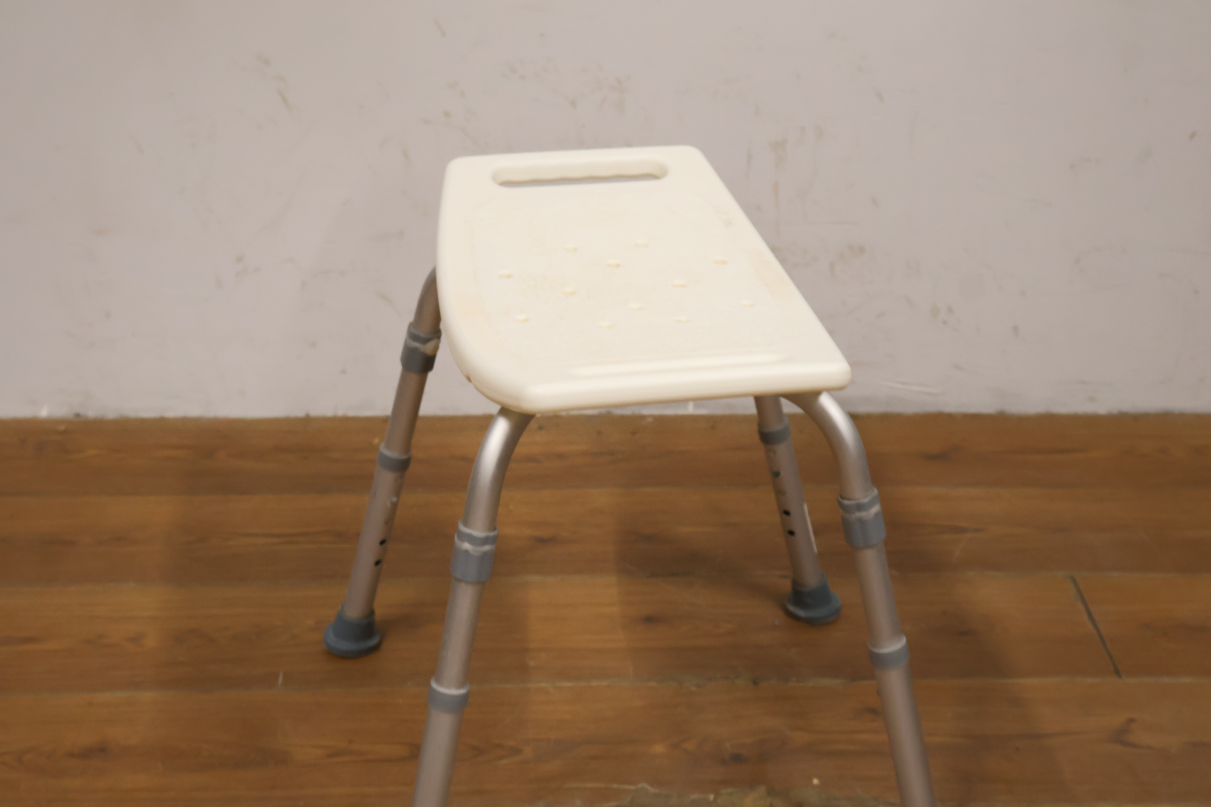 Verstelbare douchekruk met handgreep' – foto 8 – kavel bij GSD Auctions, Zoeterwoude