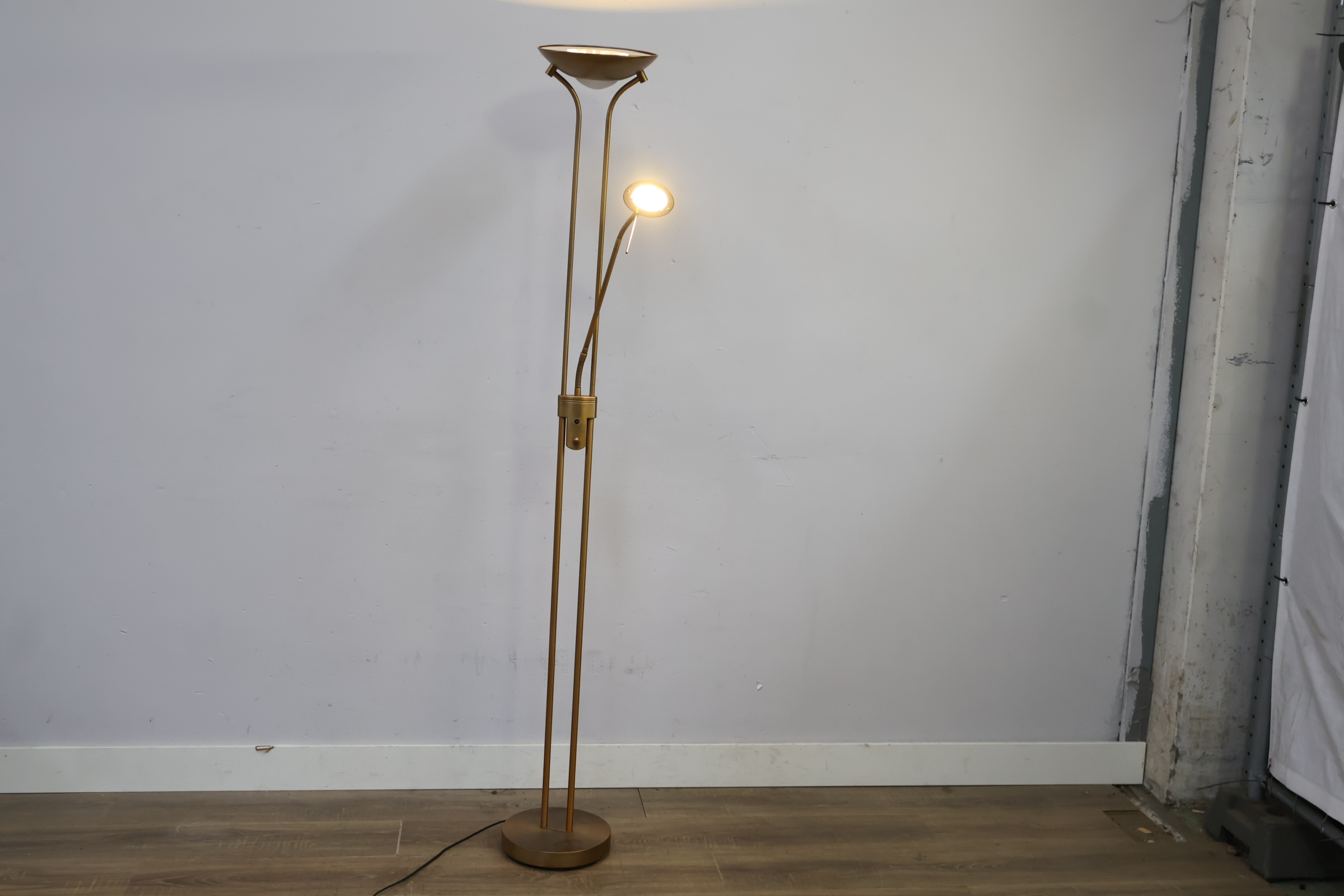 Staande metalen vloerlamp met goudkleurige afwerking' – foto 4 – kavel bij GSD Auctions, Zoeterwoude