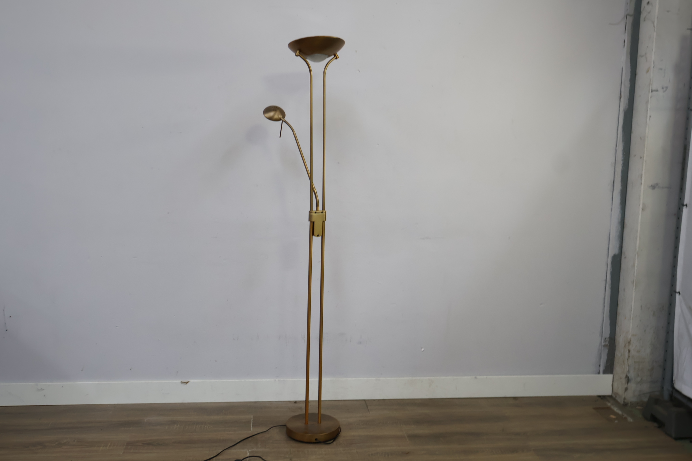 Staande metalen vloerlamp met goudkleurige afwerking' – foto 8 – kavel bij GSD Auctions, Zoeterwoude