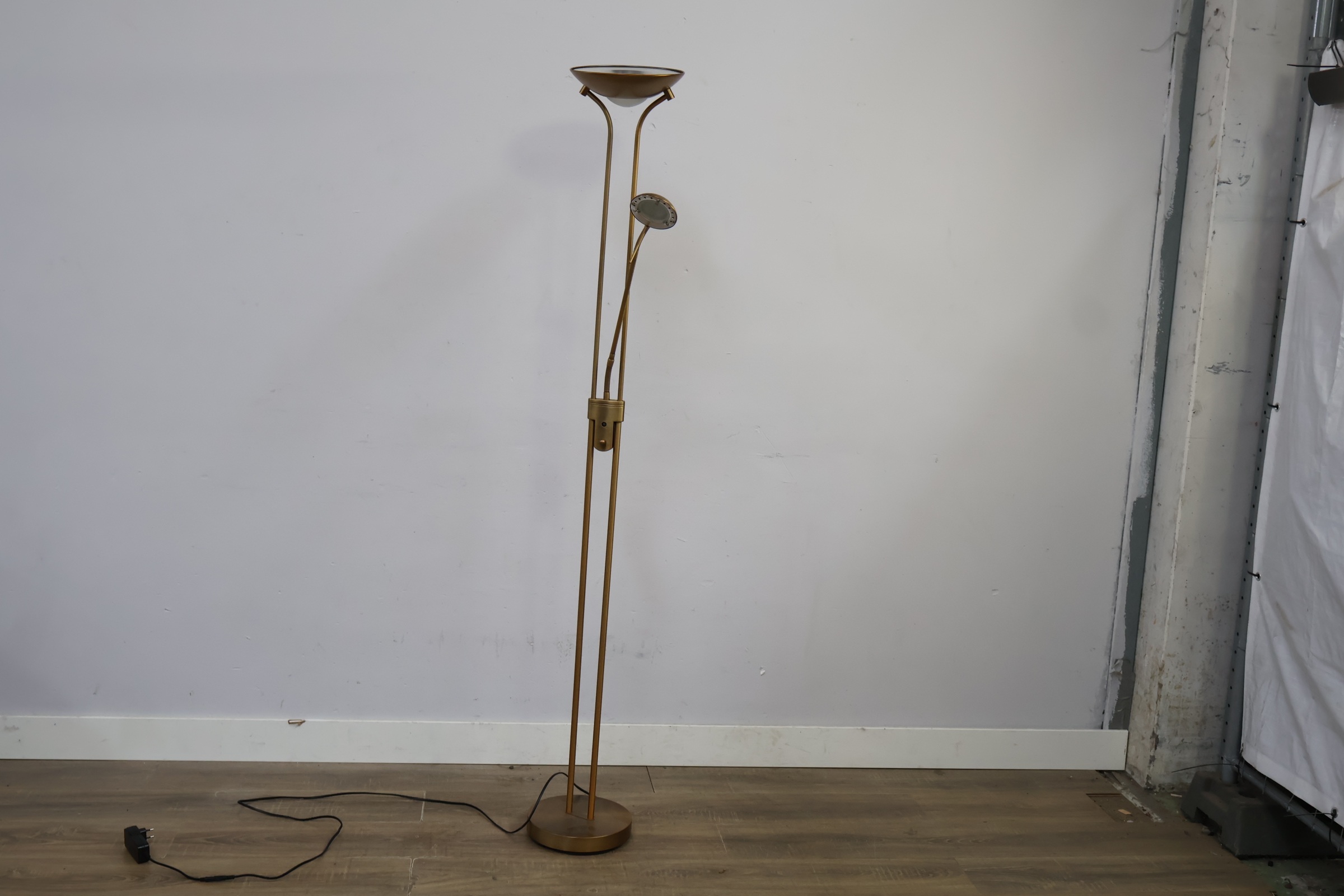 Staande metalen vloerlamp met goudkleurige afwerking' – foto 10 – kavel bij GSD Auctions, Zoeterwoude