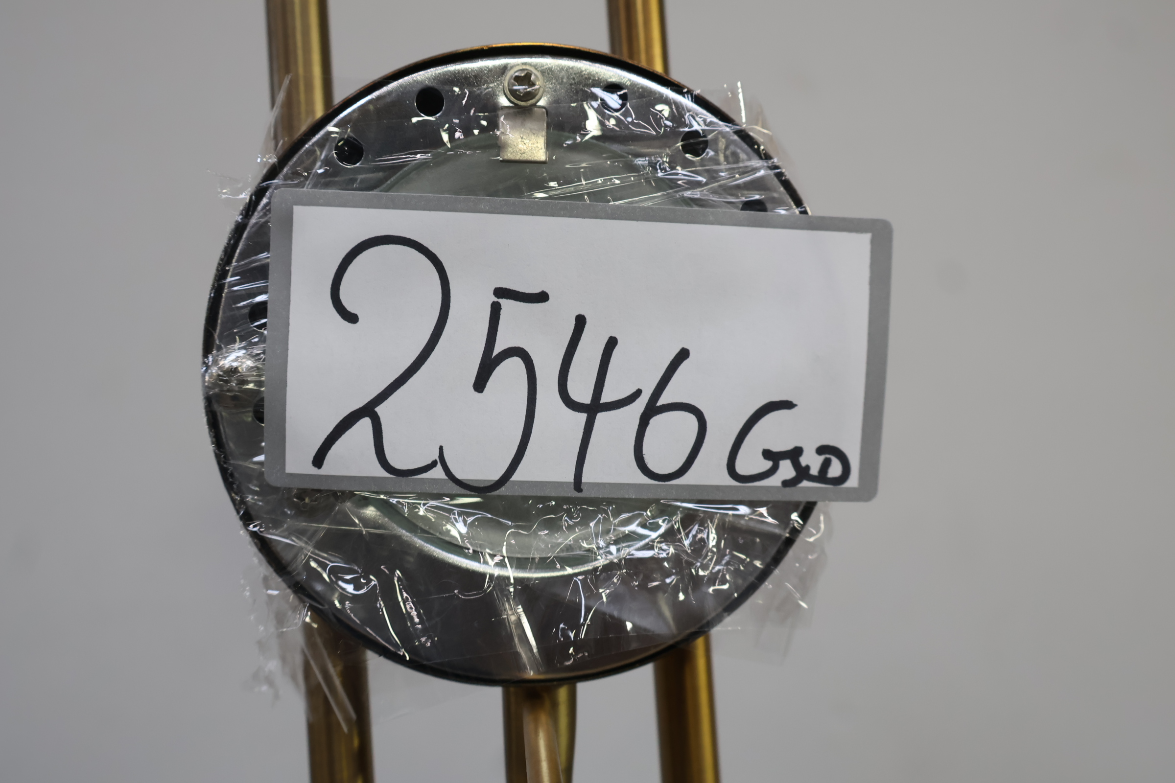 Staande metalen vloerlamp met goudkleurige afwerking' – foto 16 – kavel bij GSD Auctions, Zoeterwoude