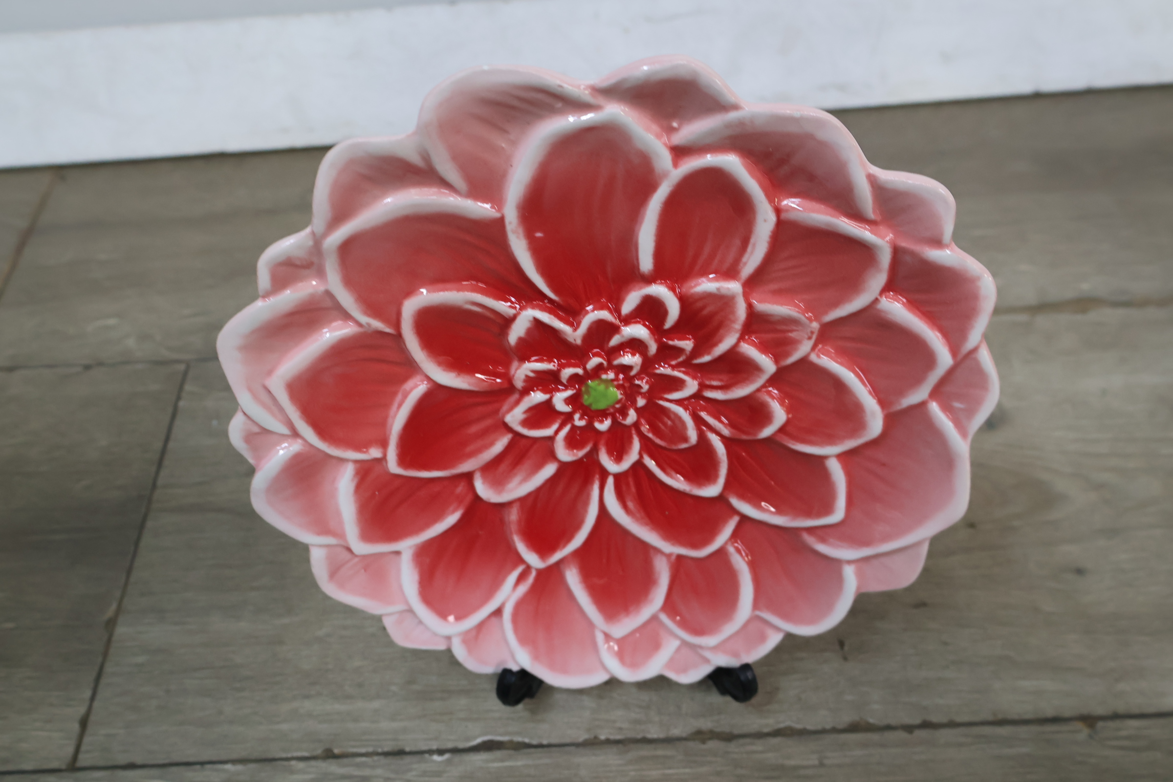 Decoratief keramisch kleurrijk bloemvormig bord' – foto 4 – kavel bij GSD Auctions, Zoeterwoude