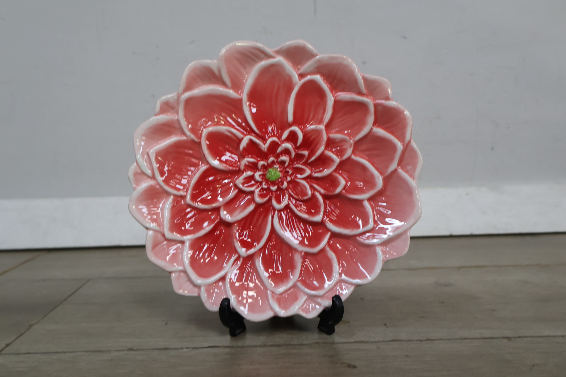 Decoratief keramisch kleurrijk bloemvormig bord' – foto 7 – kavel bij GSD Auctions, Zoeterwoude