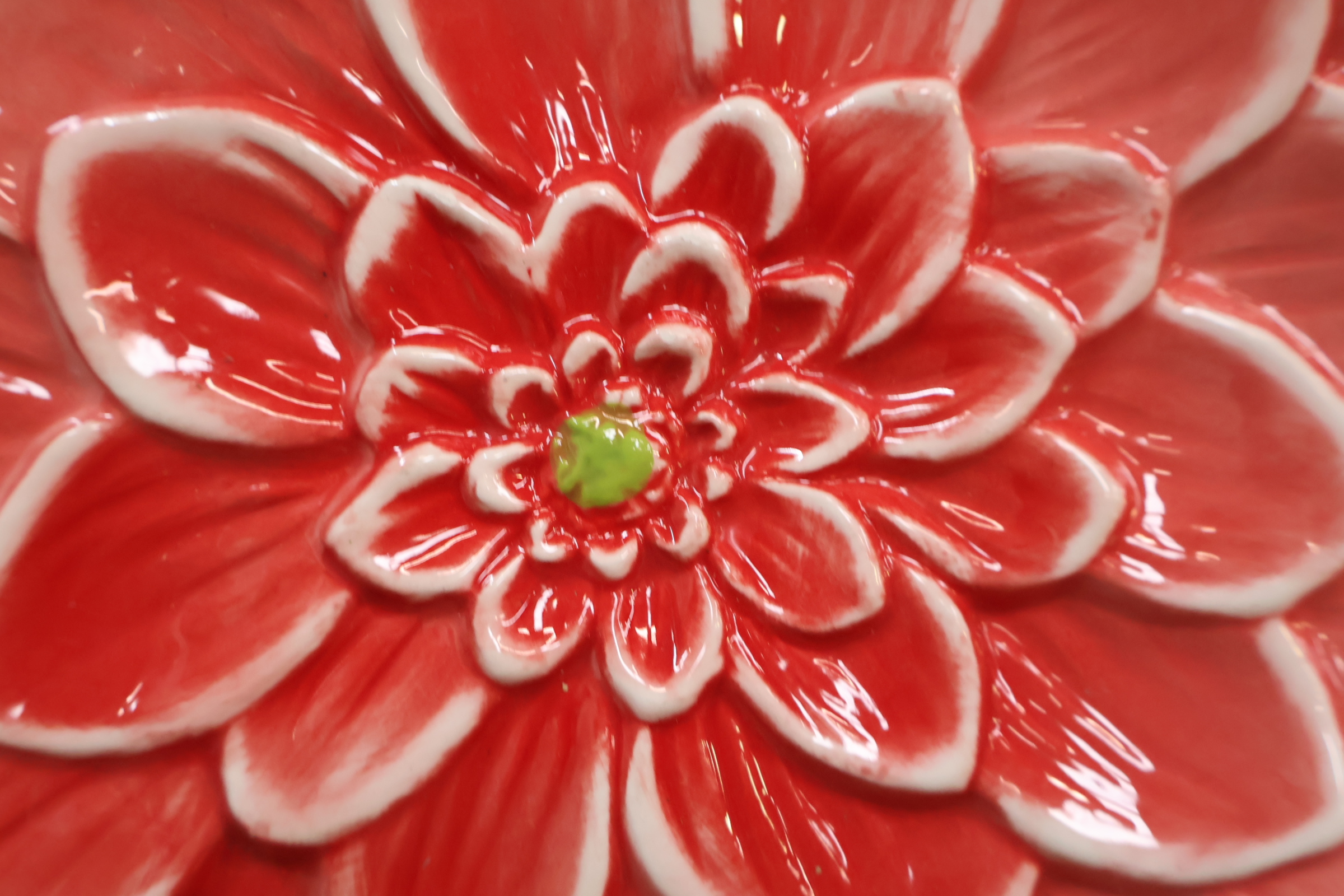 Decoratief keramisch kleurrijk bloemvormig bord' – foto 8 – kavel bij GSD Auctions, Zoeterwoude