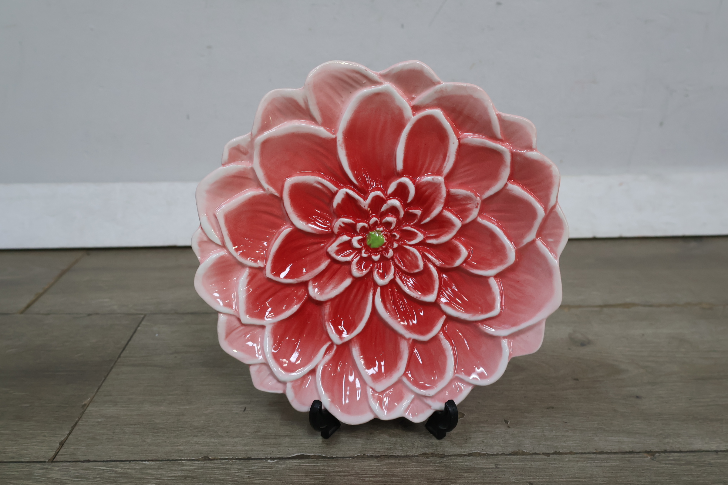 Decoratief keramisch kleurrijk bloemvormig bord' – foto 10 – kavel bij GSD Auctions, Zoeterwoude