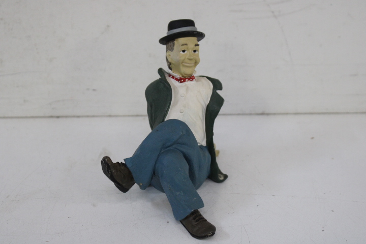Twee keramische beeldjes van Laurel' – foto 8 – kavel bij GSD Auctions, Zoeterwoude