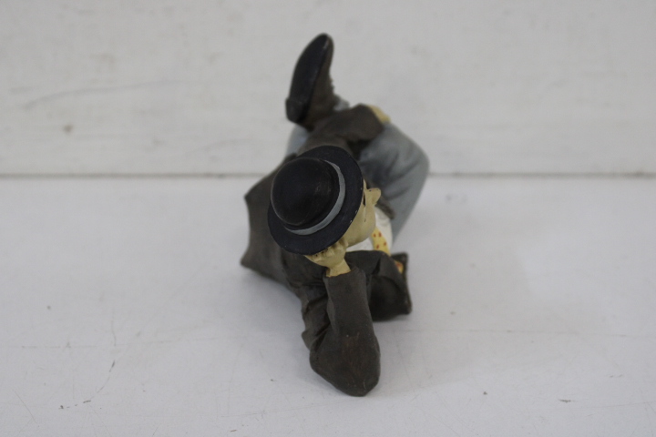 Twee keramische beeldjes van Laurel' – foto 12 – kavel bij GSD Auctions, Zoeterwoude