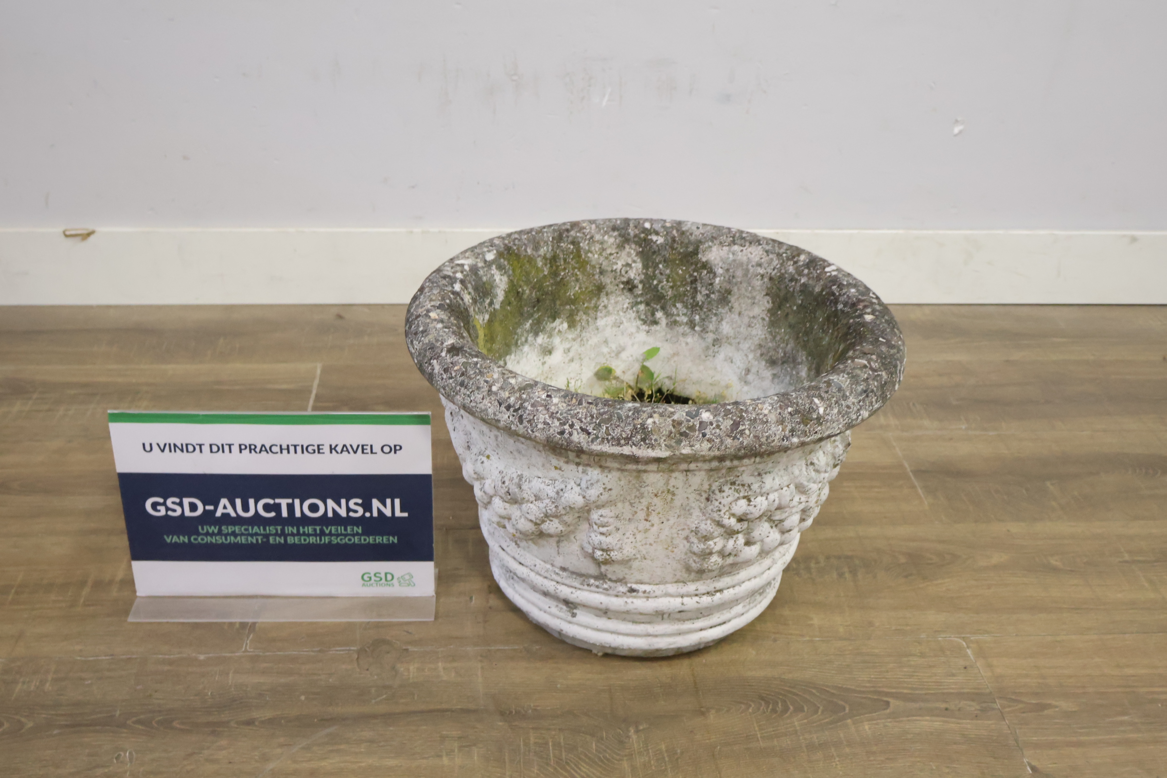 Decoratieve stenen plantenbak met druivenmotief – foto 2 – kavel bij GSD Auctions, Zoeterwoude