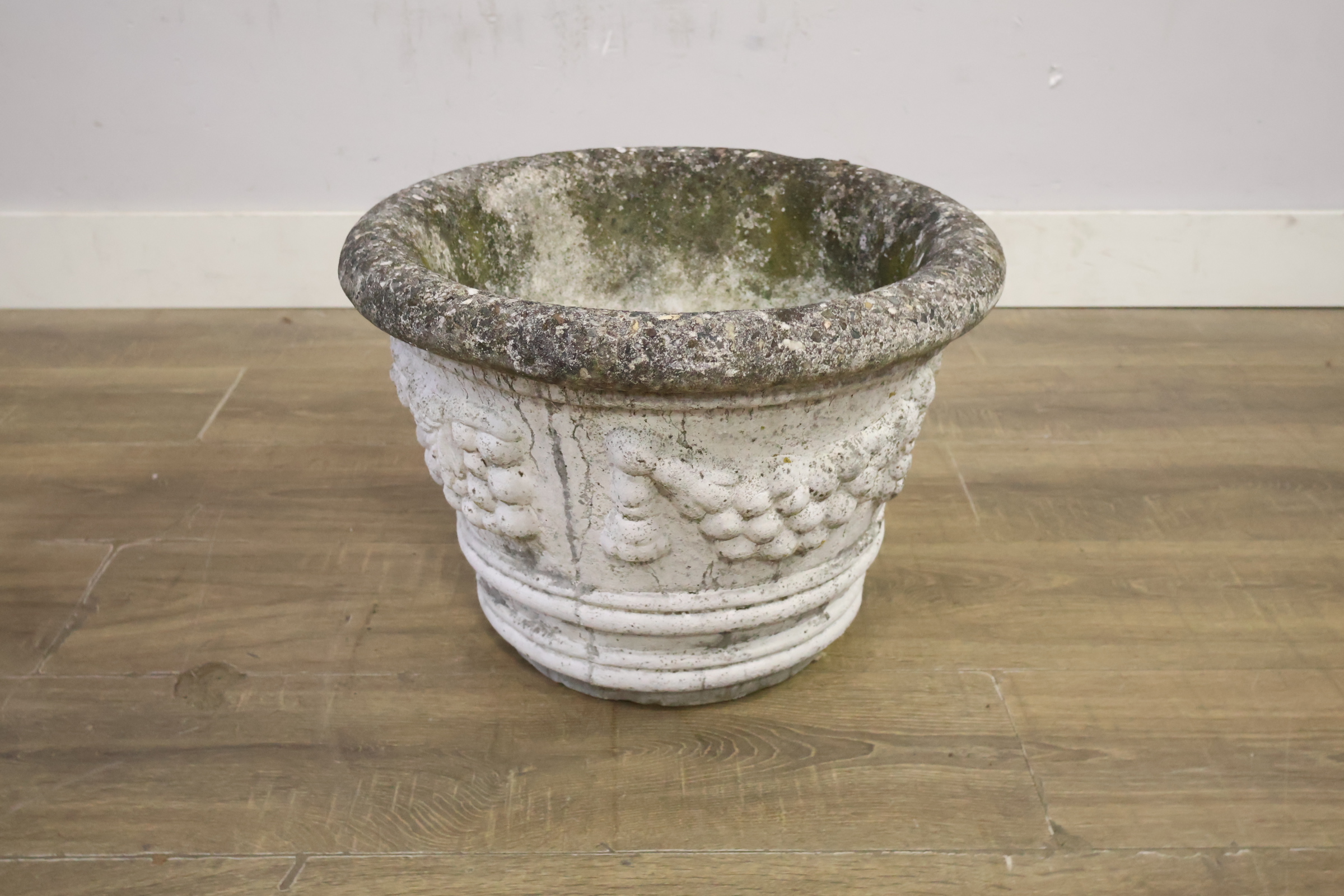 Decoratieve stenen plantenbak met druivenmotief – foto 3 – kavel bij GSD Auctions, Zoeterwoude