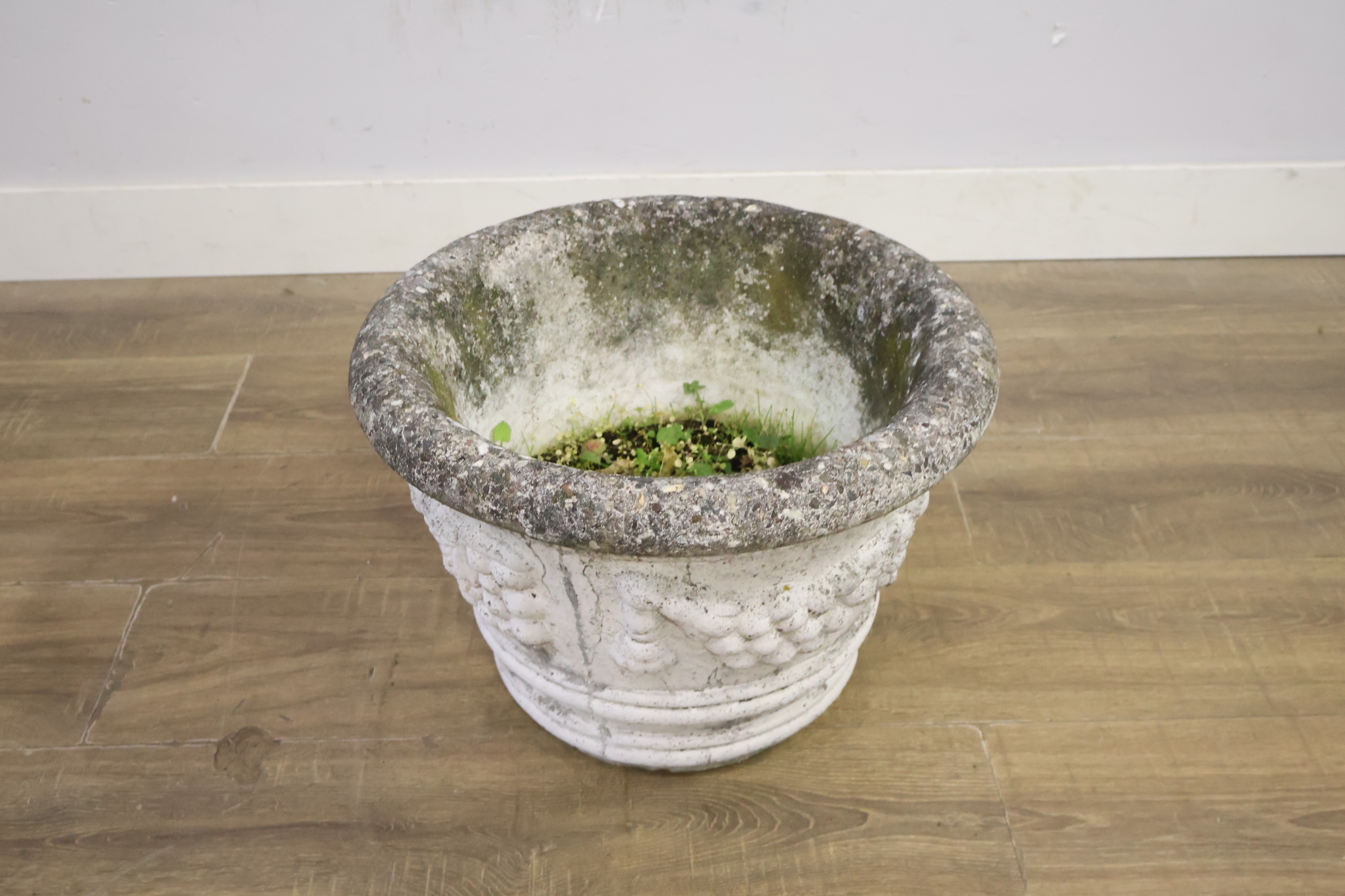 Decoratieve stenen plantenbak met druivenmotief – foto 4 – kavel bij GSD Auctions, Zoeterwoude