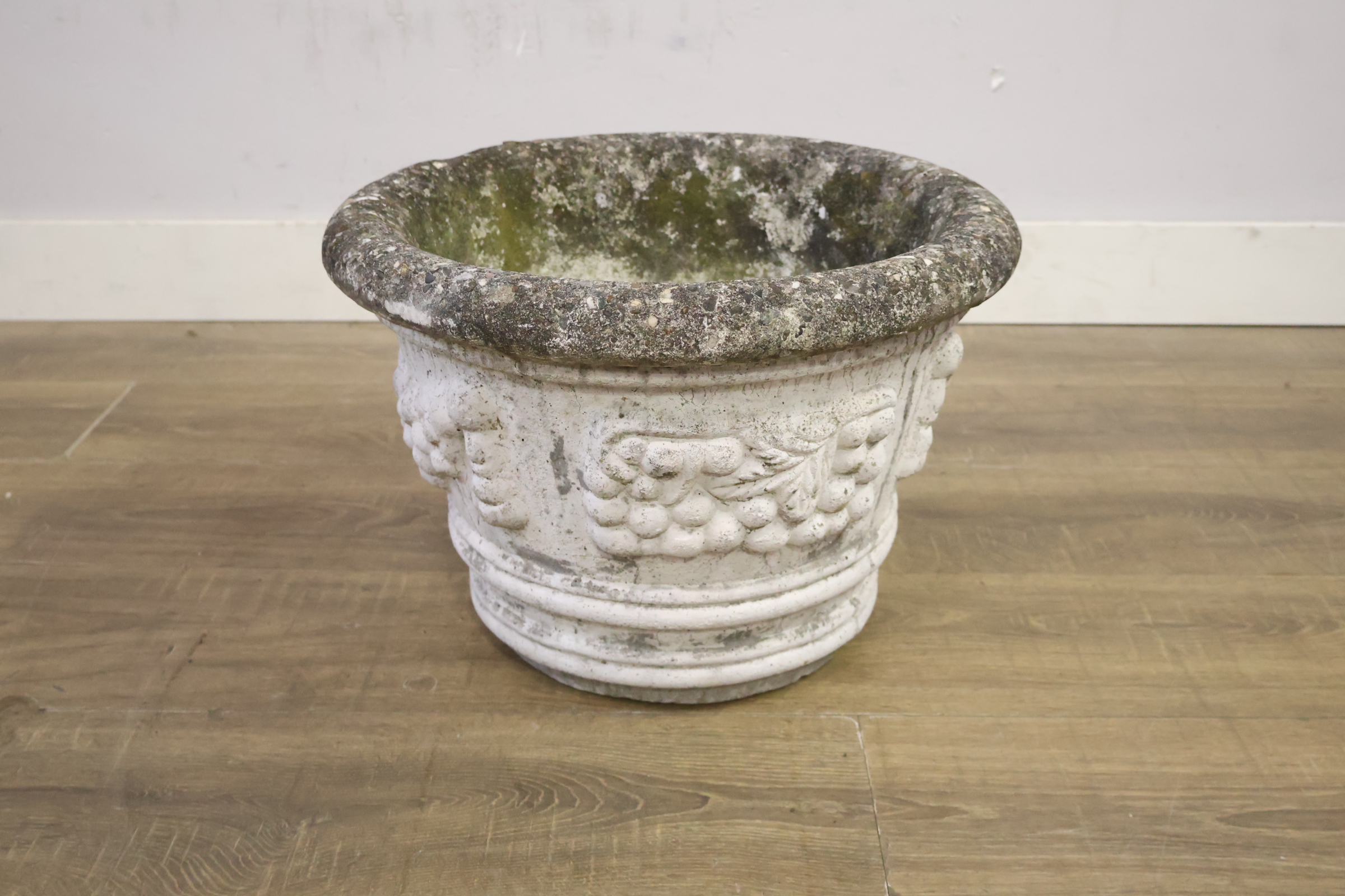 Decoratieve stenen plantenbak met druivenmotief – foto 5 – kavel bij GSD Auctions, Zoeterwoude