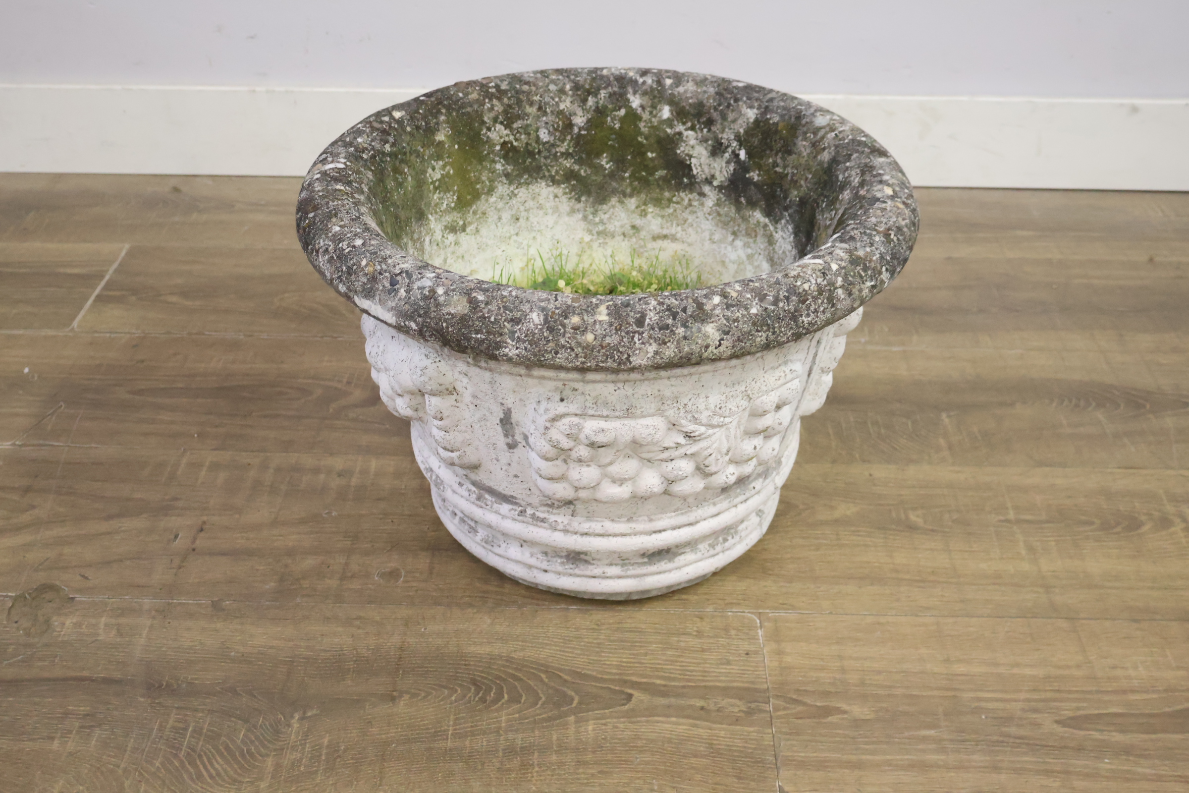 Decoratieve stenen plantenbak met druivenmotief – foto 6 – kavel bij GSD Auctions, Zoeterwoude