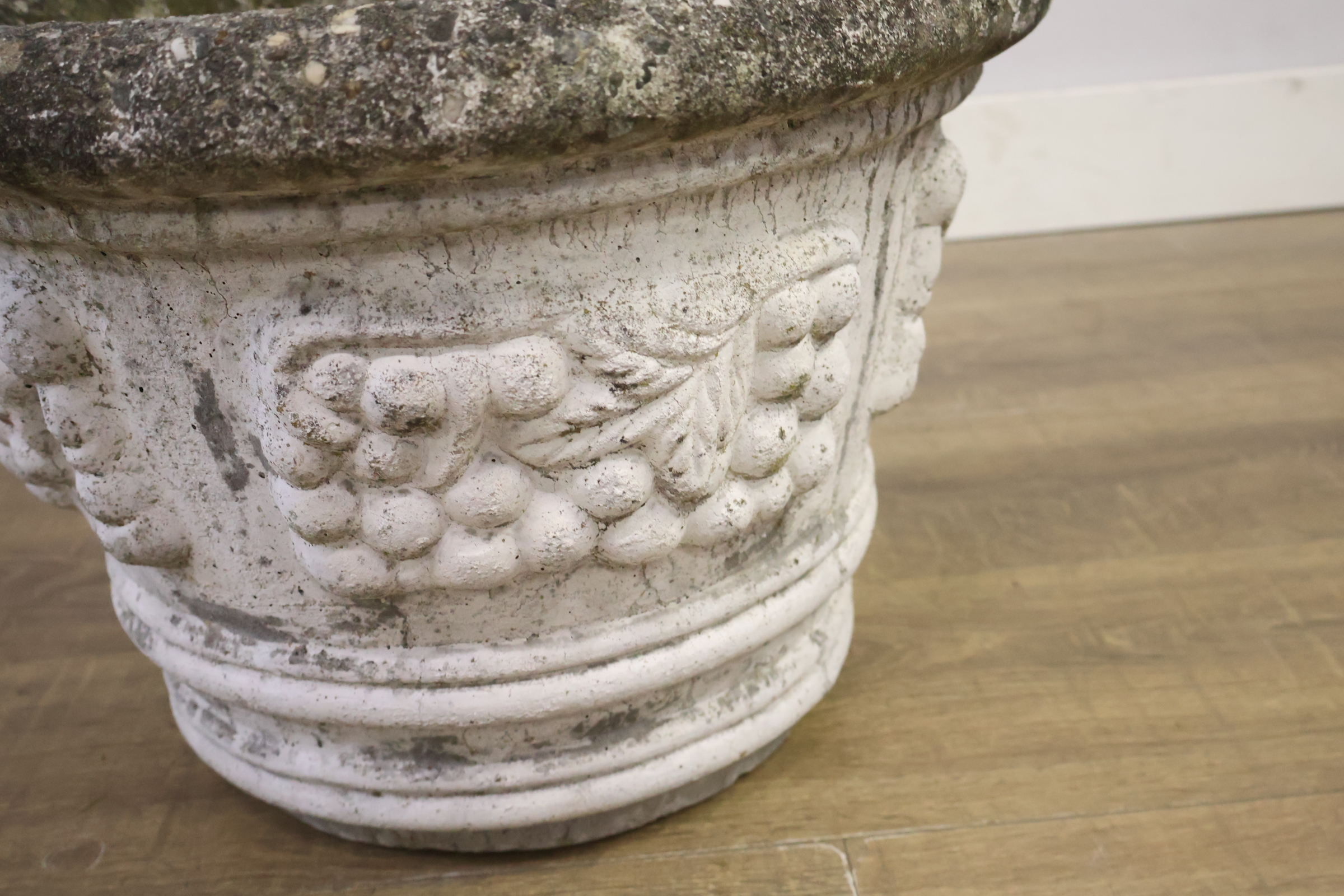 Decoratieve stenen plantenbak met druivenmotief – foto 7 – kavel bij GSD Auctions, Zoeterwoude
