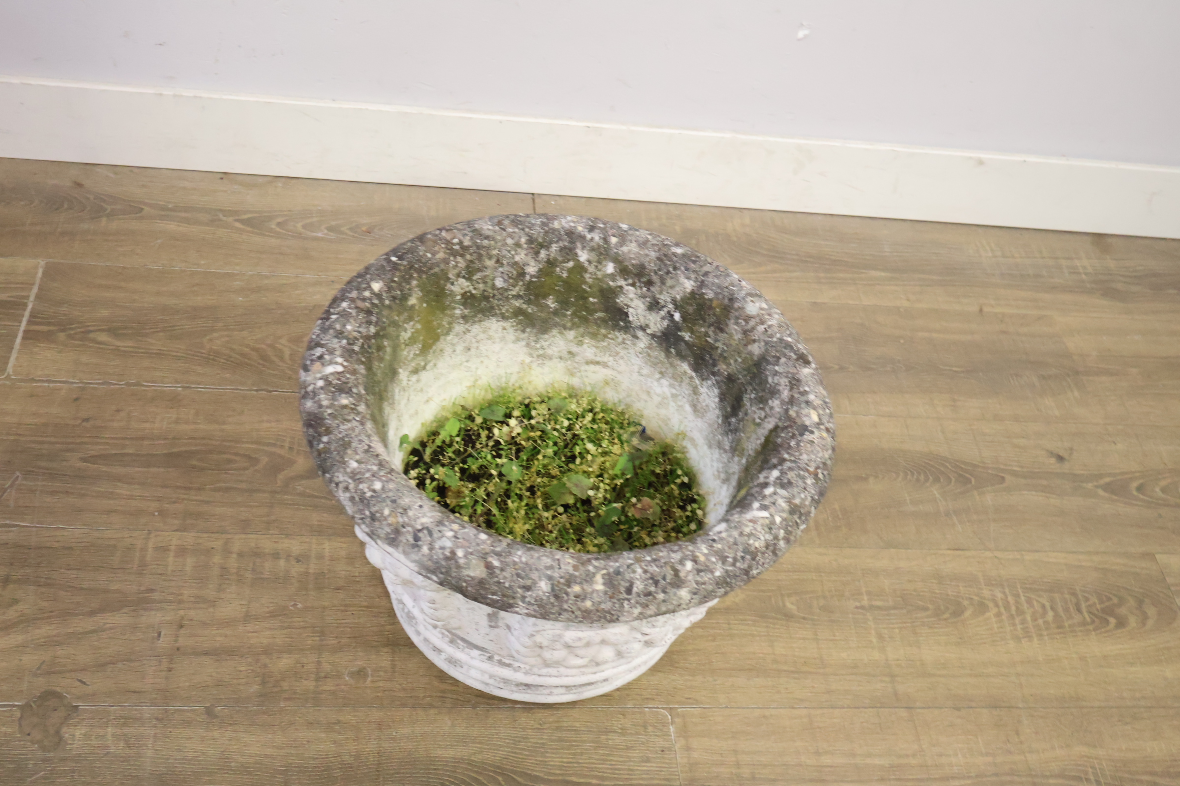 Decoratieve stenen plantenbak met druivenmotief – foto 8 – kavel bij GSD Auctions, Zoeterwoude