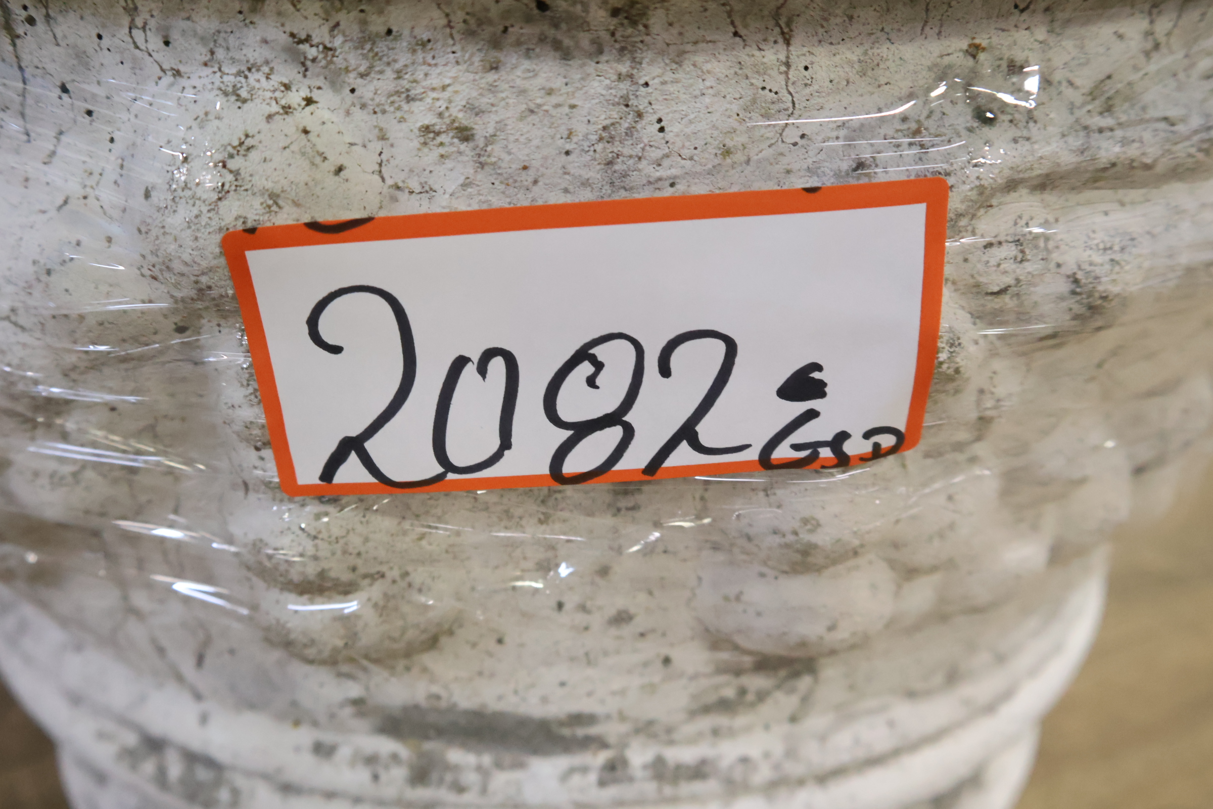 Decoratieve stenen plantenbak met druivenmotief – foto 12 – kavel bij GSD Auctions, Zoeterwoude