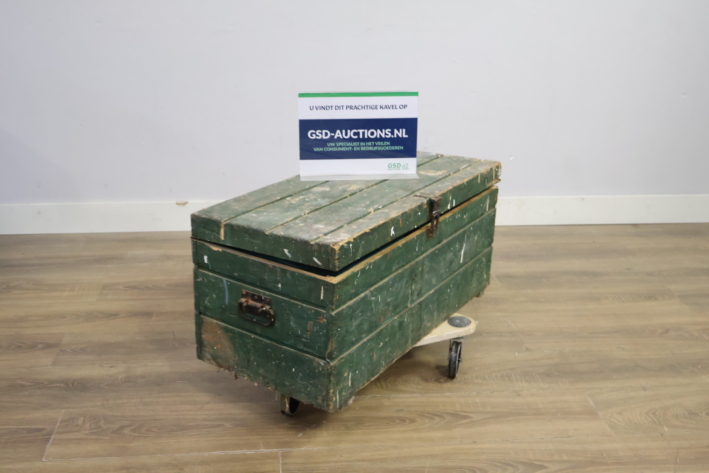 Groene houten kist met metalen handvatten en assortiment gereedschappen – foto 2 – kavel bij GSD Auctions, Zoeterwoude