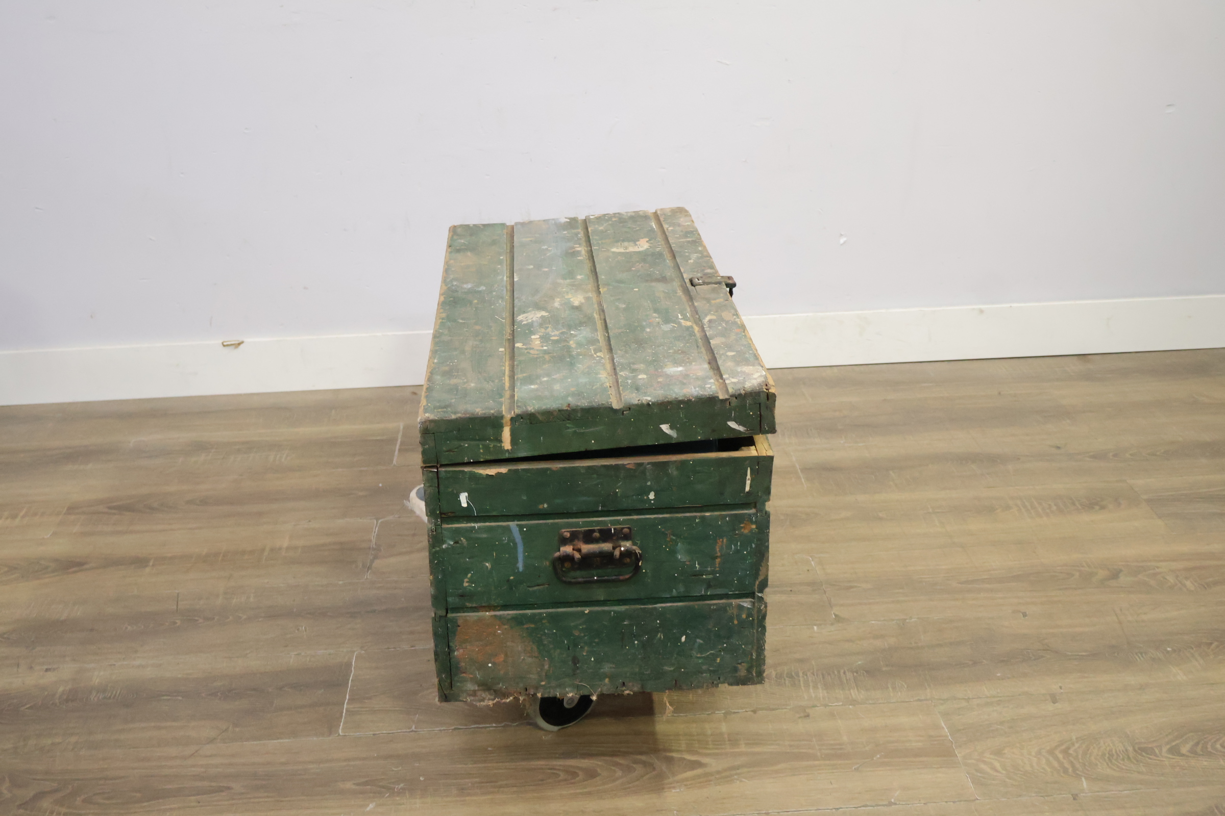 Groene houten kist met metalen handvatten en assortiment gereedschappen – foto 3 – kavel bij GSD Auctions, Zoeterwoude