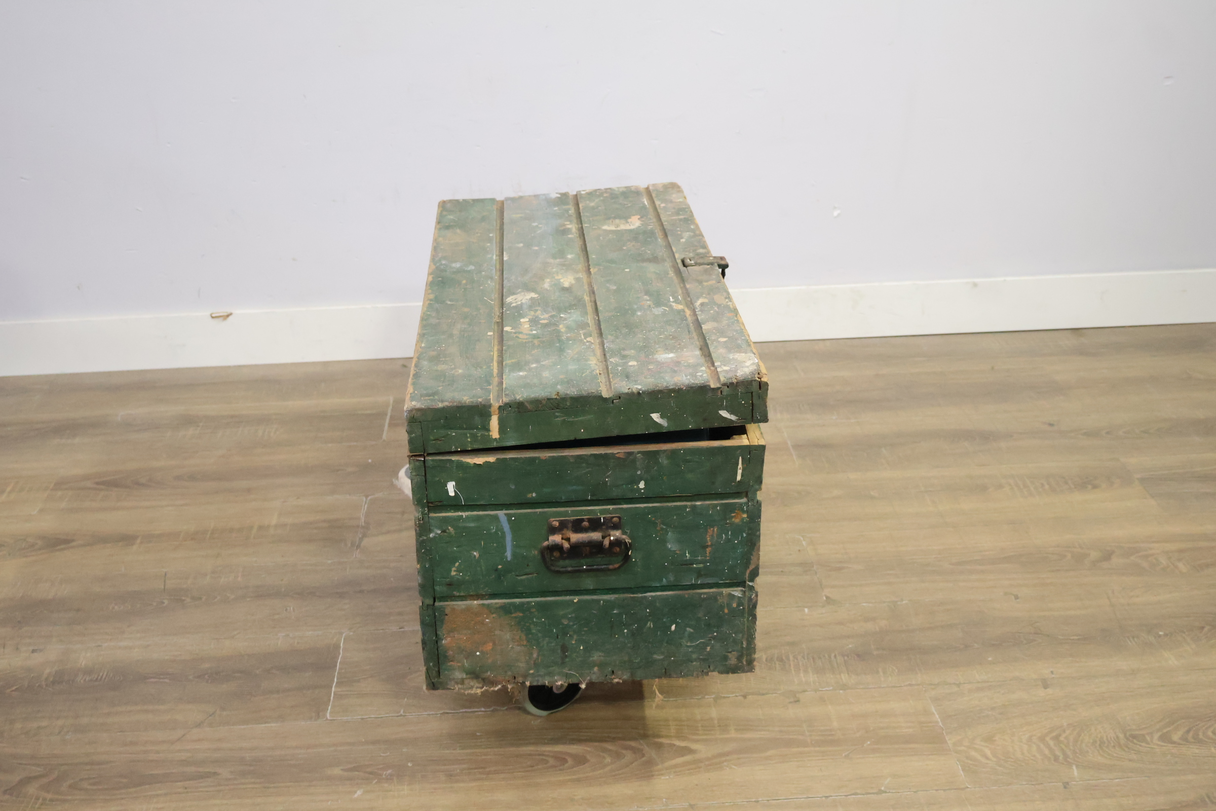 Groene houten kist met metalen handvatten en assortiment gereedschappen – foto 4 – kavel bij GSD Auctions, Zoeterwoude