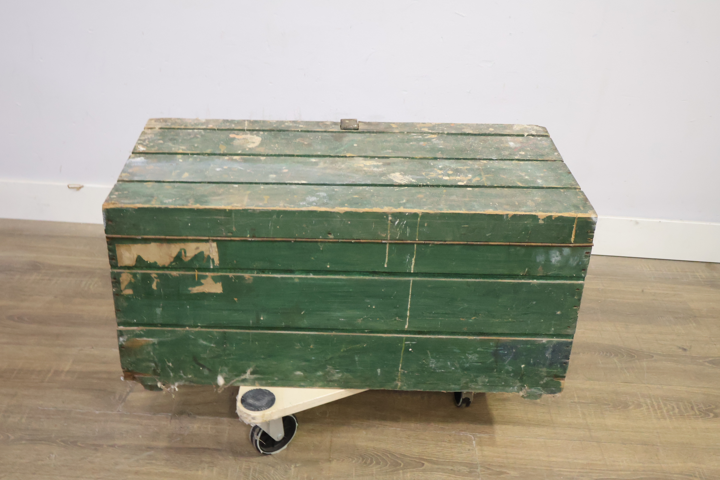 Groene houten kist met metalen handvatten en assortiment gereedschappen – foto 5 – kavel bij GSD Auctions, Zoeterwoude