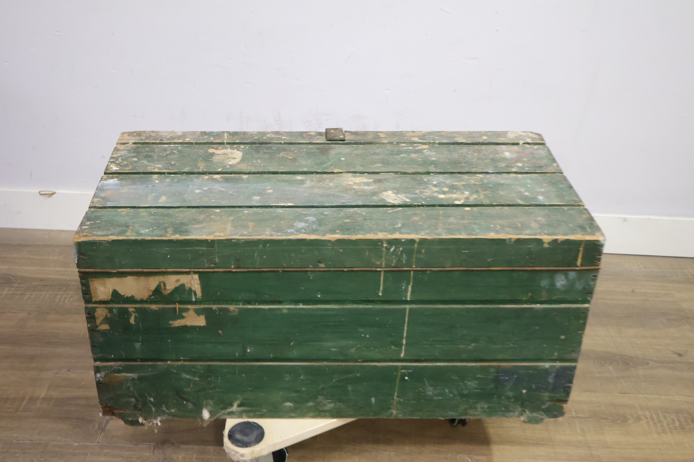 Groene houten kist met metalen handvatten en assortiment gereedschappen – foto 6 – kavel bij GSD Auctions, Zoeterwoude