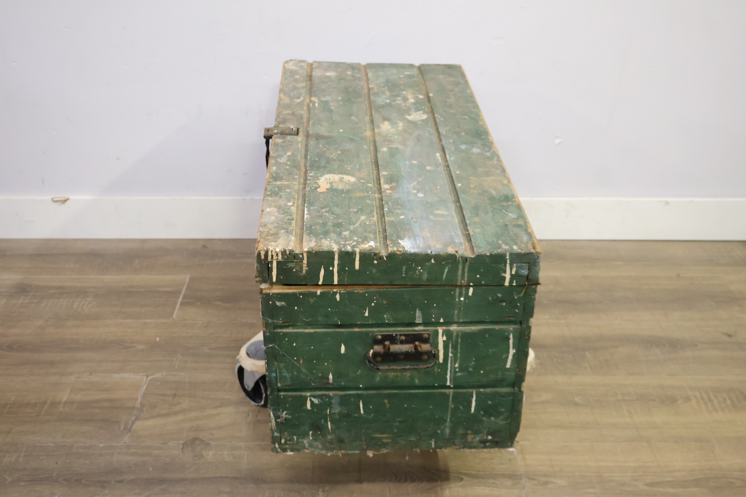 Groene houten kist met metalen handvatten en assortiment gereedschappen – foto 7 – kavel bij GSD Auctions, Zoeterwoude