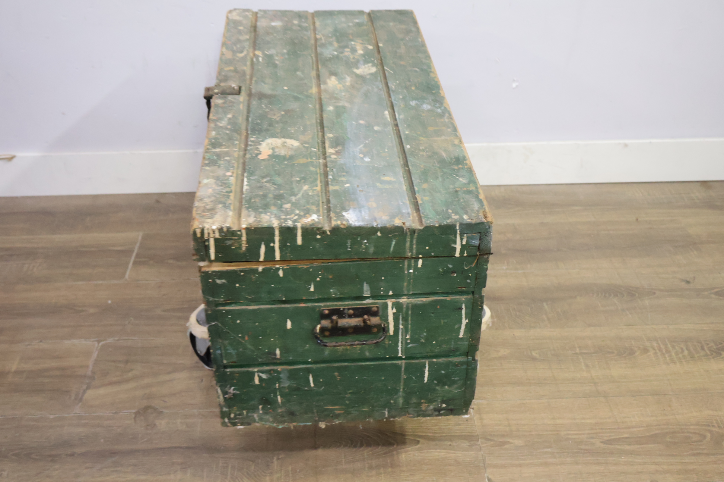 Groene houten kist met metalen handvatten en assortiment gereedschappen – foto 8 – kavel bij GSD Auctions, Zoeterwoude