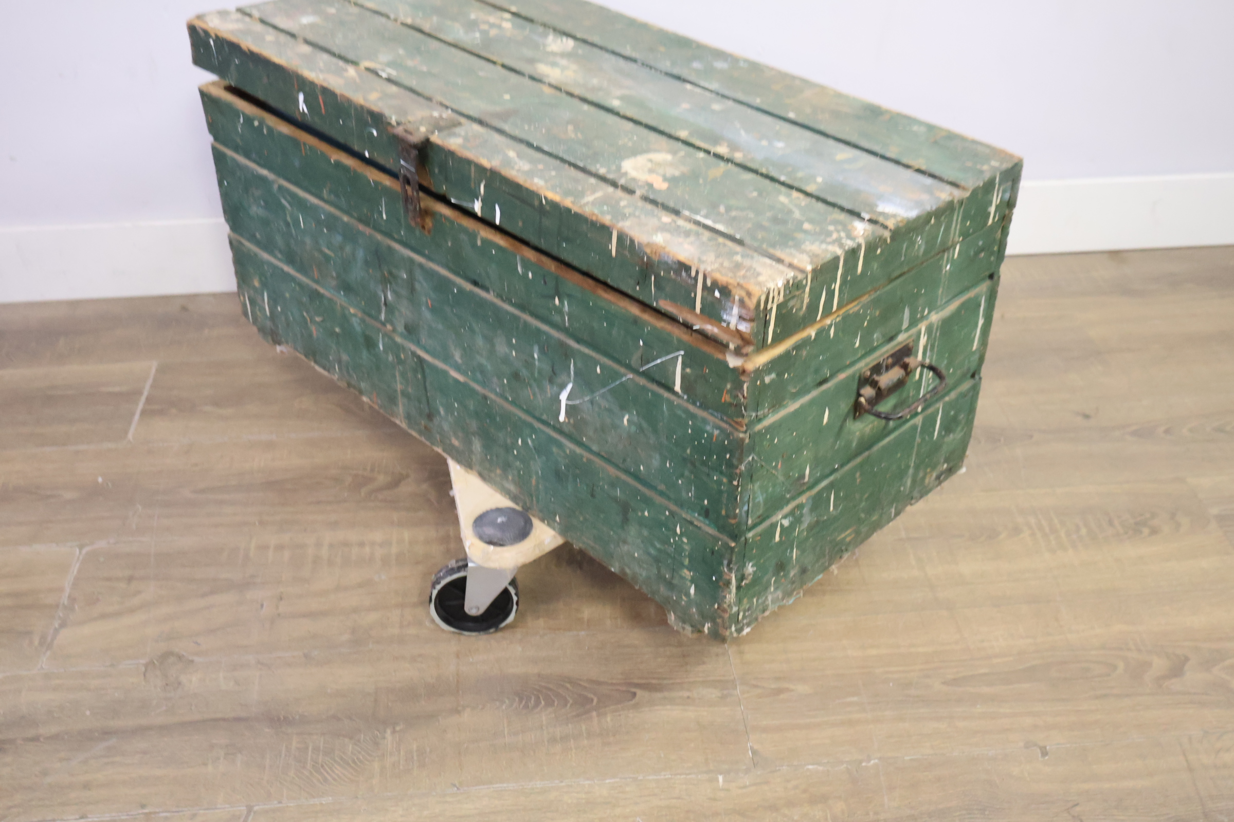 Groene houten kist met metalen handvatten en assortiment gereedschappen – foto 9 – kavel bij GSD Auctions, Zoeterwoude