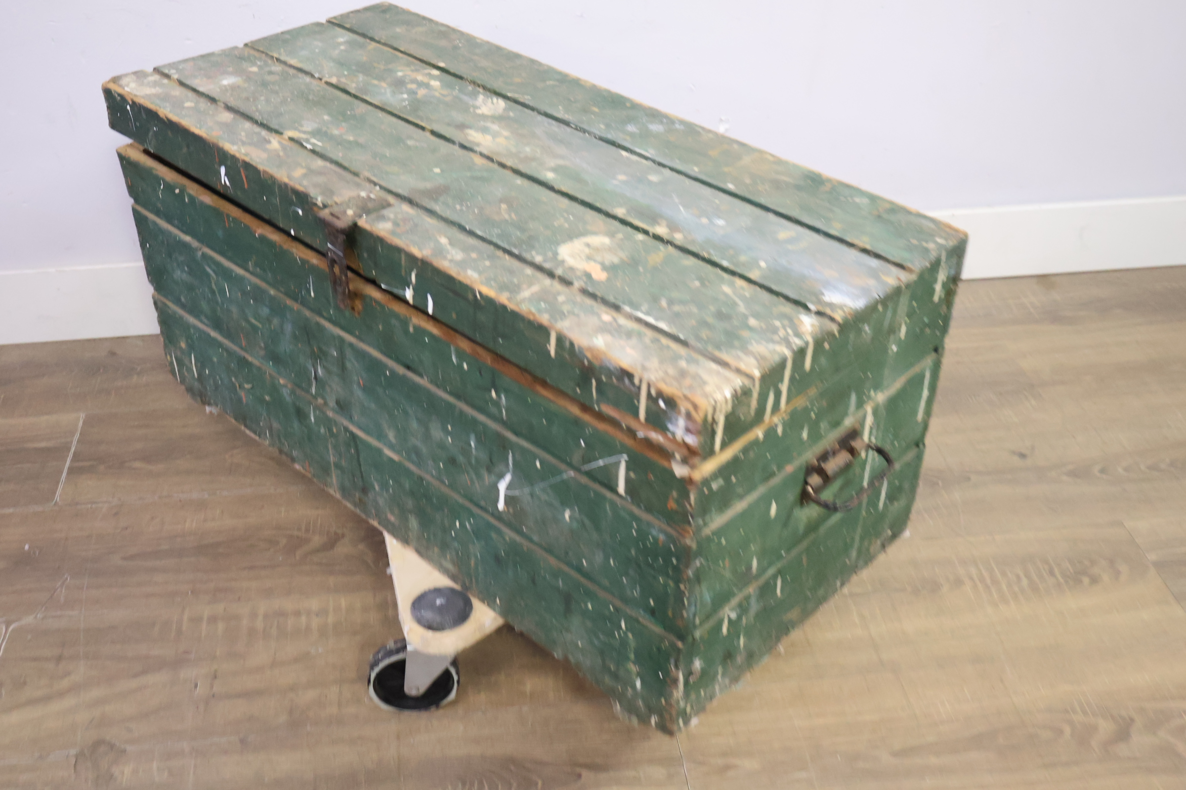 Groene houten kist met metalen handvatten en assortiment gereedschappen – foto 10 – kavel bij GSD Auctions, Zoeterwoude