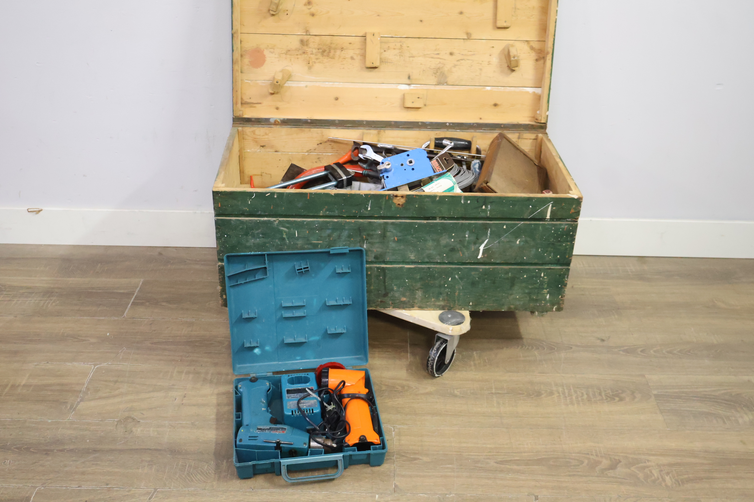 Groene houten kist met metalen handvatten en assortiment gereedschappen – foto 11 – kavel bij GSD Auctions, Zoeterwoude