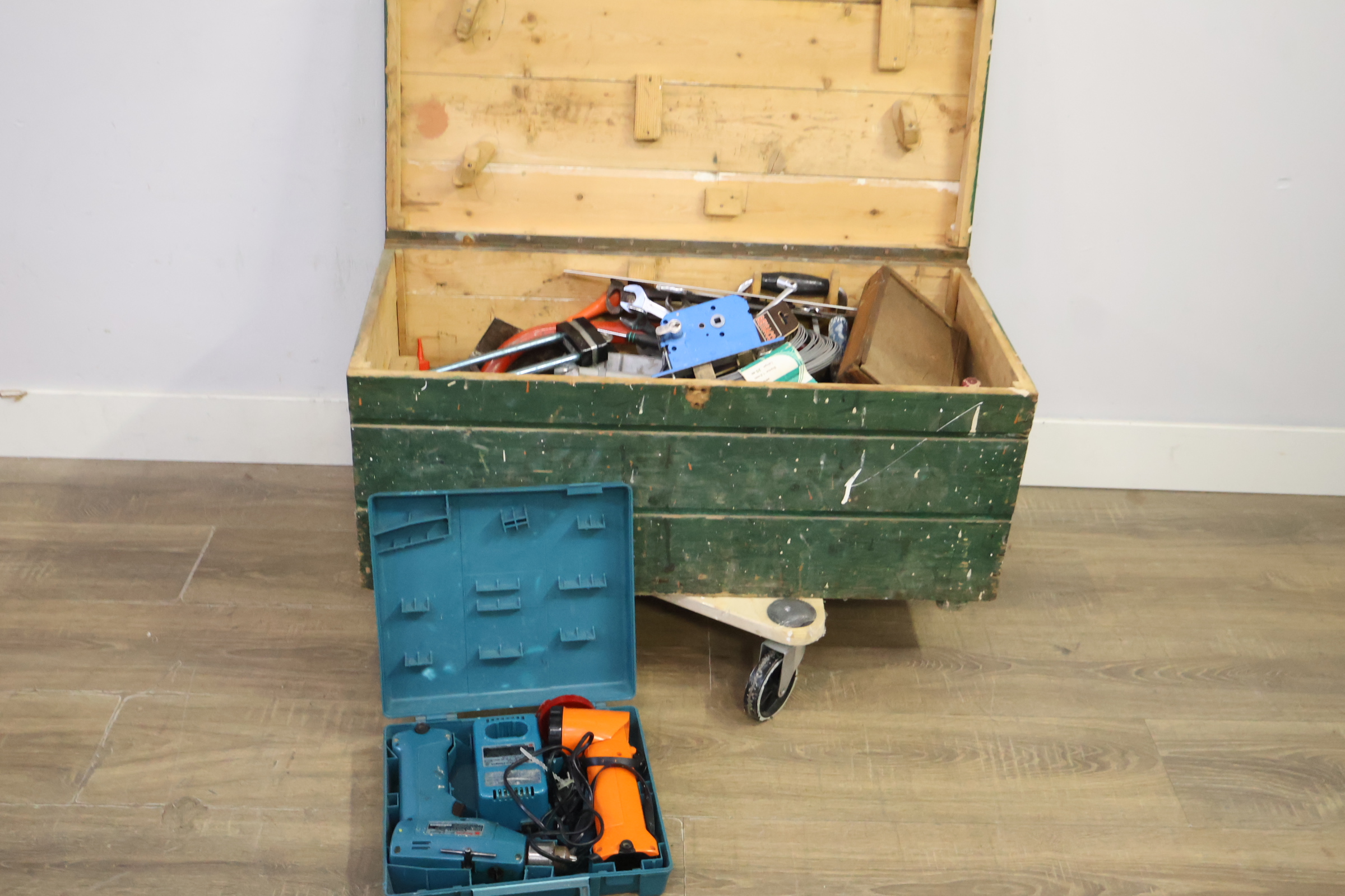 Groene houten kist met metalen handvatten en assortiment gereedschappen – foto 12 – kavel bij GSD Auctions, Zoeterwoude