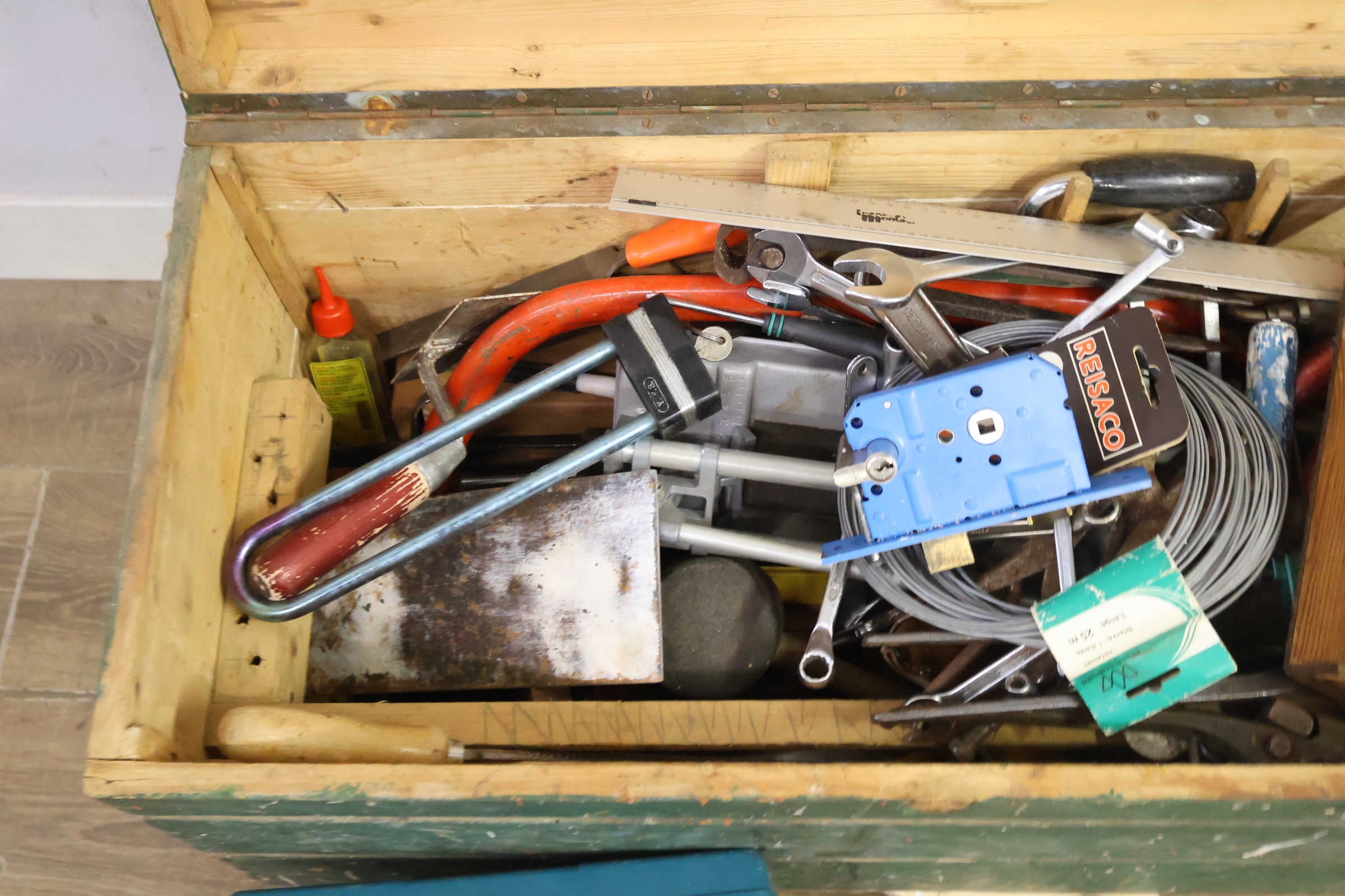 Groene houten kist met metalen handvatten en assortiment gereedschappen – foto 13 – kavel bij GSD Auctions, Zoeterwoude