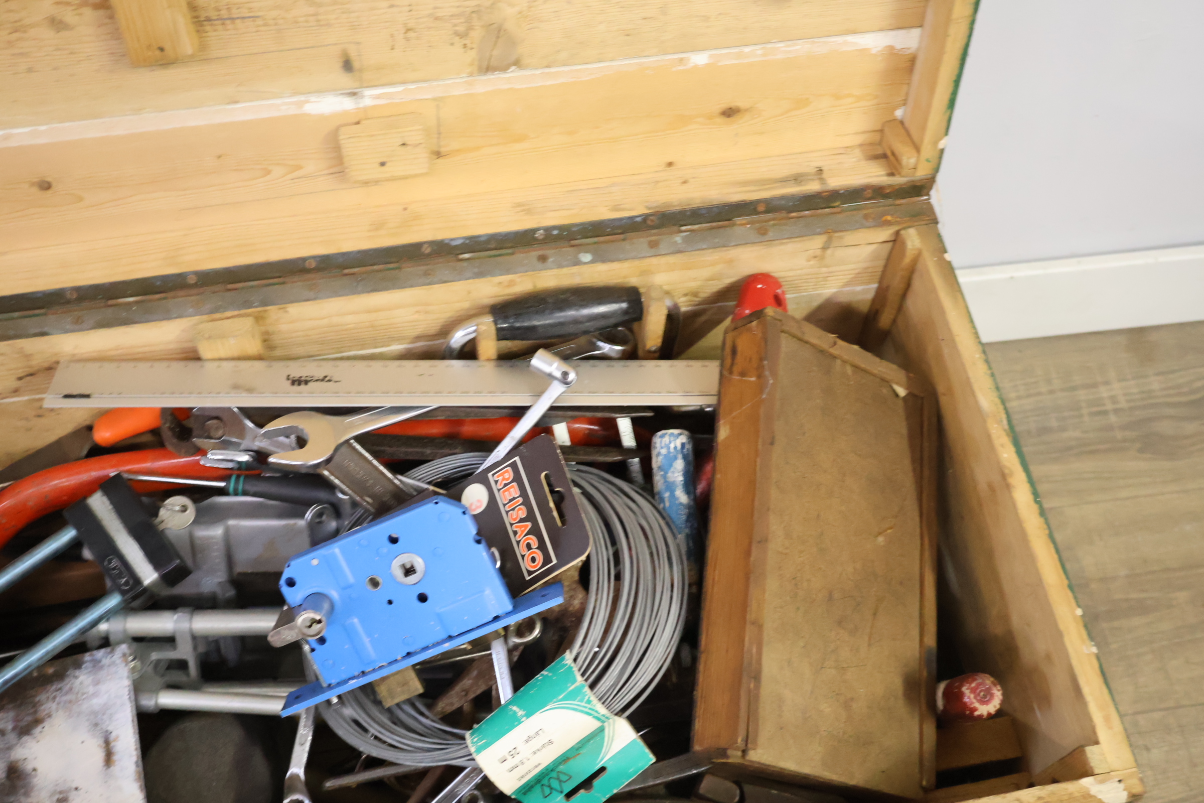Groene houten kist met metalen handvatten en assortiment gereedschappen – foto 14 – kavel bij GSD Auctions, Zoeterwoude
