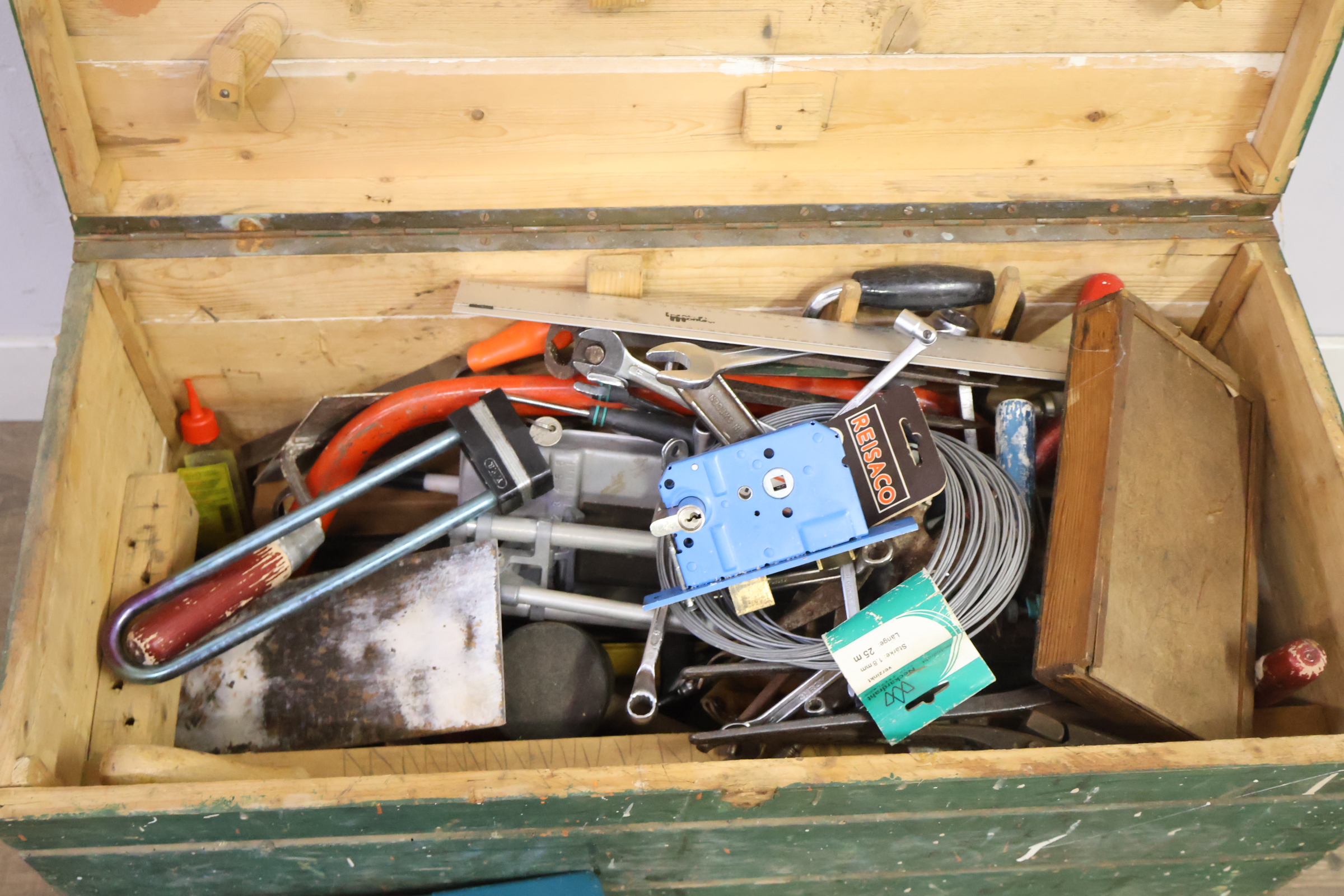 Groene houten kist met metalen handvatten en assortiment gereedschappen – foto 15 – kavel bij GSD Auctions, Zoeterwoude