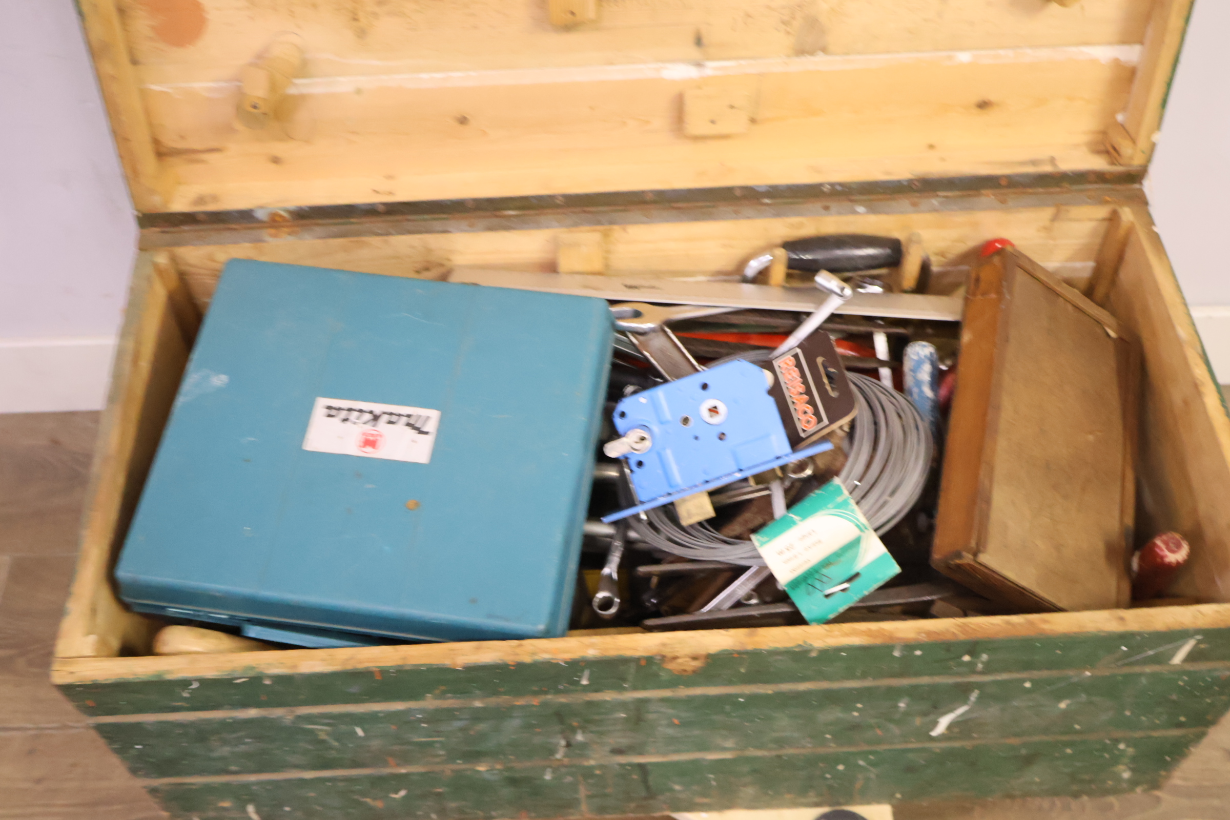 Groene houten kist met metalen handvatten en assortiment gereedschappen – foto 16 – kavel bij GSD Auctions, Zoeterwoude