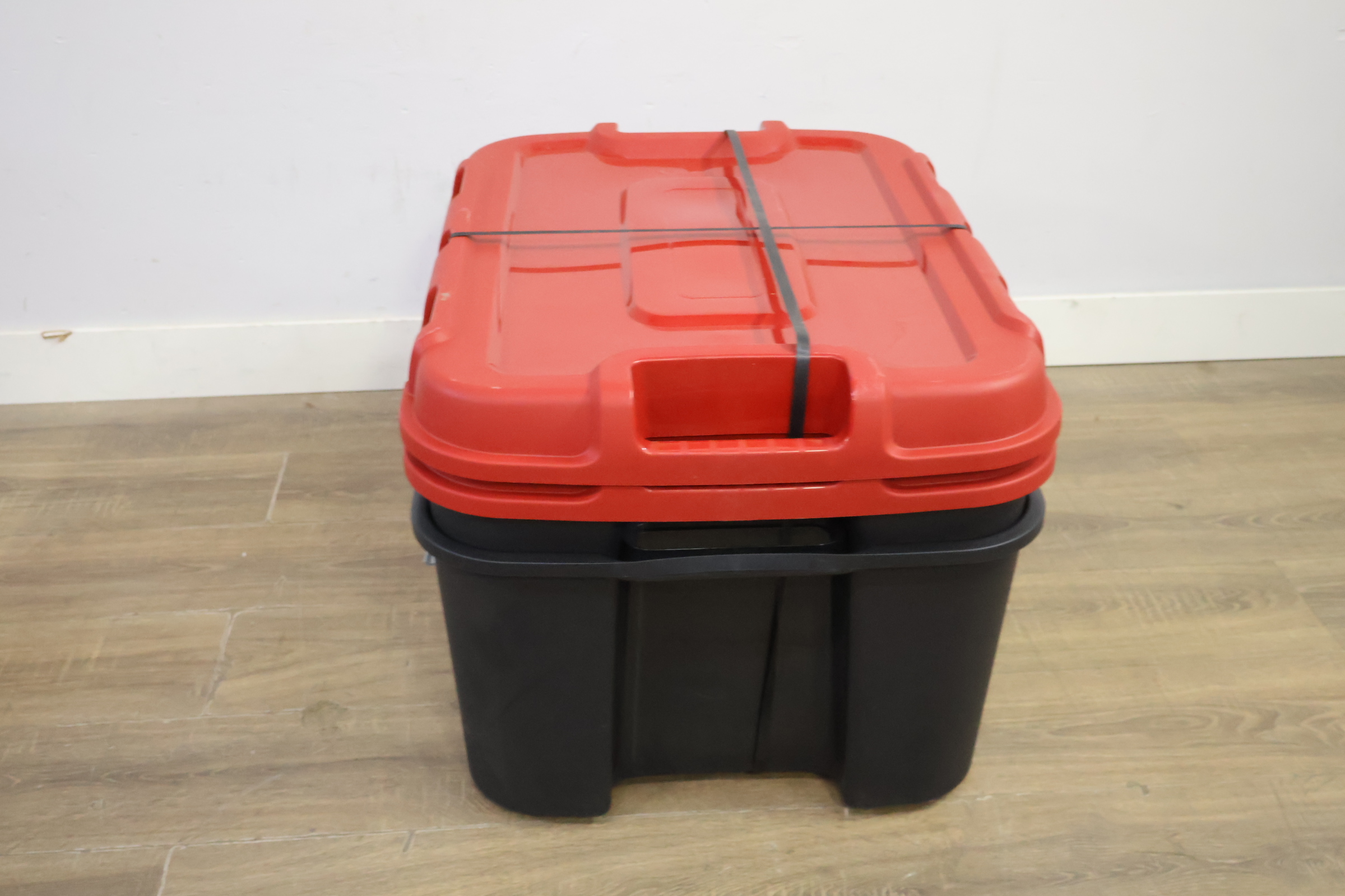 2 Kunststof gereedschapskisten met rood deksel – foto 3 – kavel bij GSD Auctions, Zoeterwoude