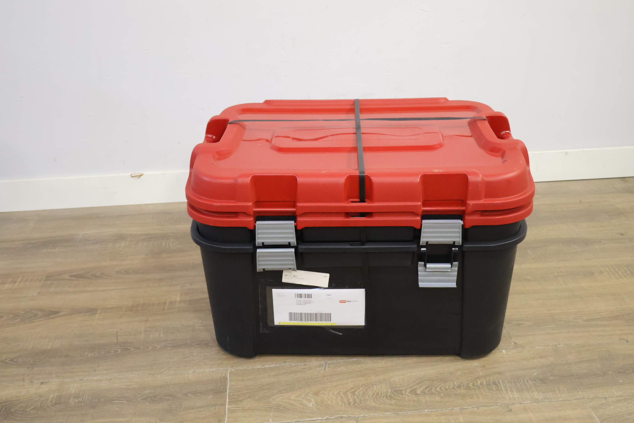 2 Kunststof gereedschapskisten met rood deksel – foto 4 – kavel bij GSD Auctions, Zoeterwoude