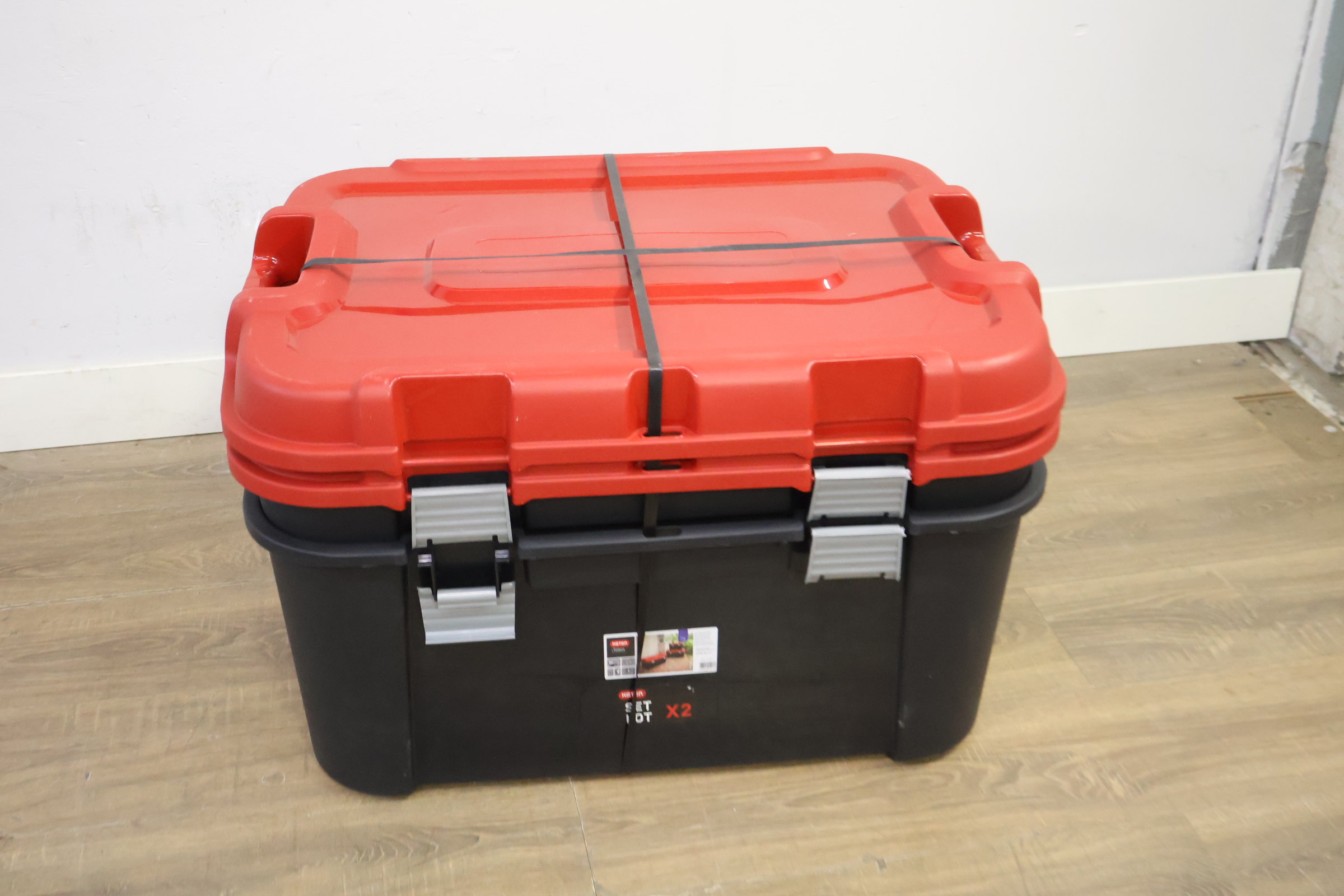 2 Kunststof gereedschapskisten met rood deksel – foto 10 – kavel bij GSD Auctions, Zoeterwoude