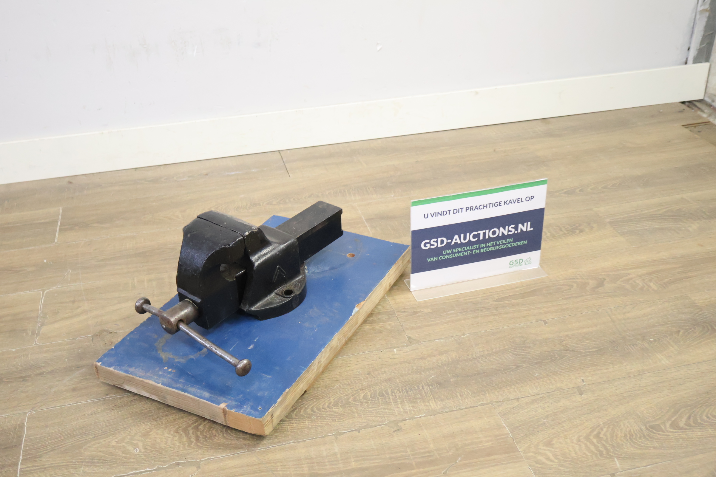 Ijzeren bankschroef op houten plank – foto 2 – kavel bij GSD Auctions, Zoeterwoude