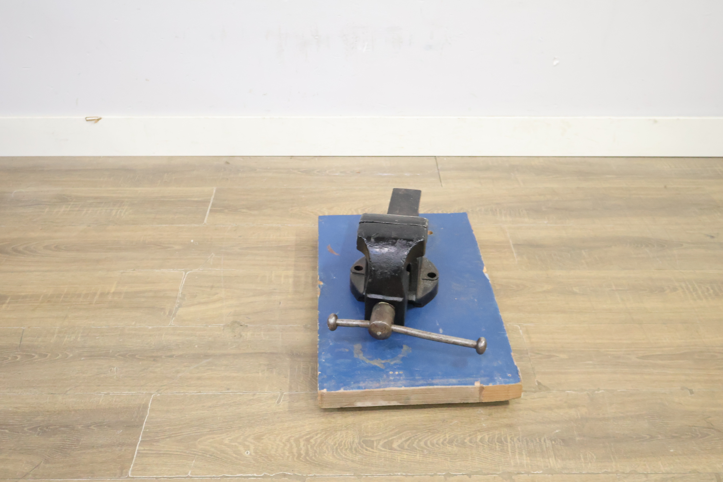 Ijzeren bankschroef op houten plank – foto 3 – kavel bij GSD Auctions, Zoeterwoude