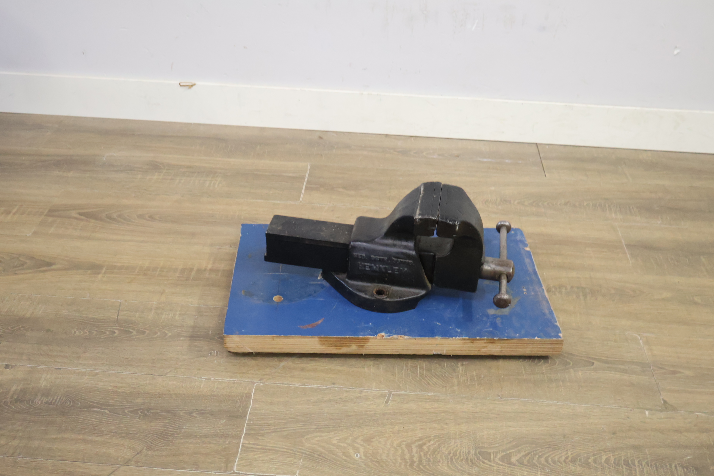 Ijzeren bankschroef op houten plank – foto 5 – kavel bij GSD Auctions, Zoeterwoude