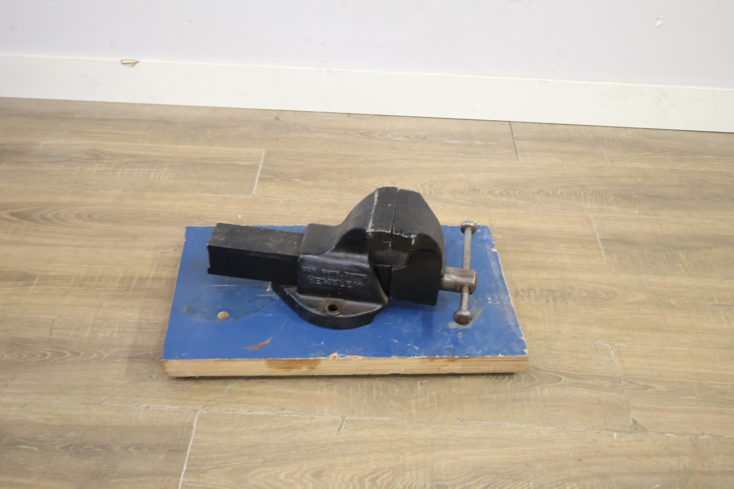 Ijzeren bankschroef op houten plank – foto 6 – kavel bij GSD Auctions, Zoeterwoude