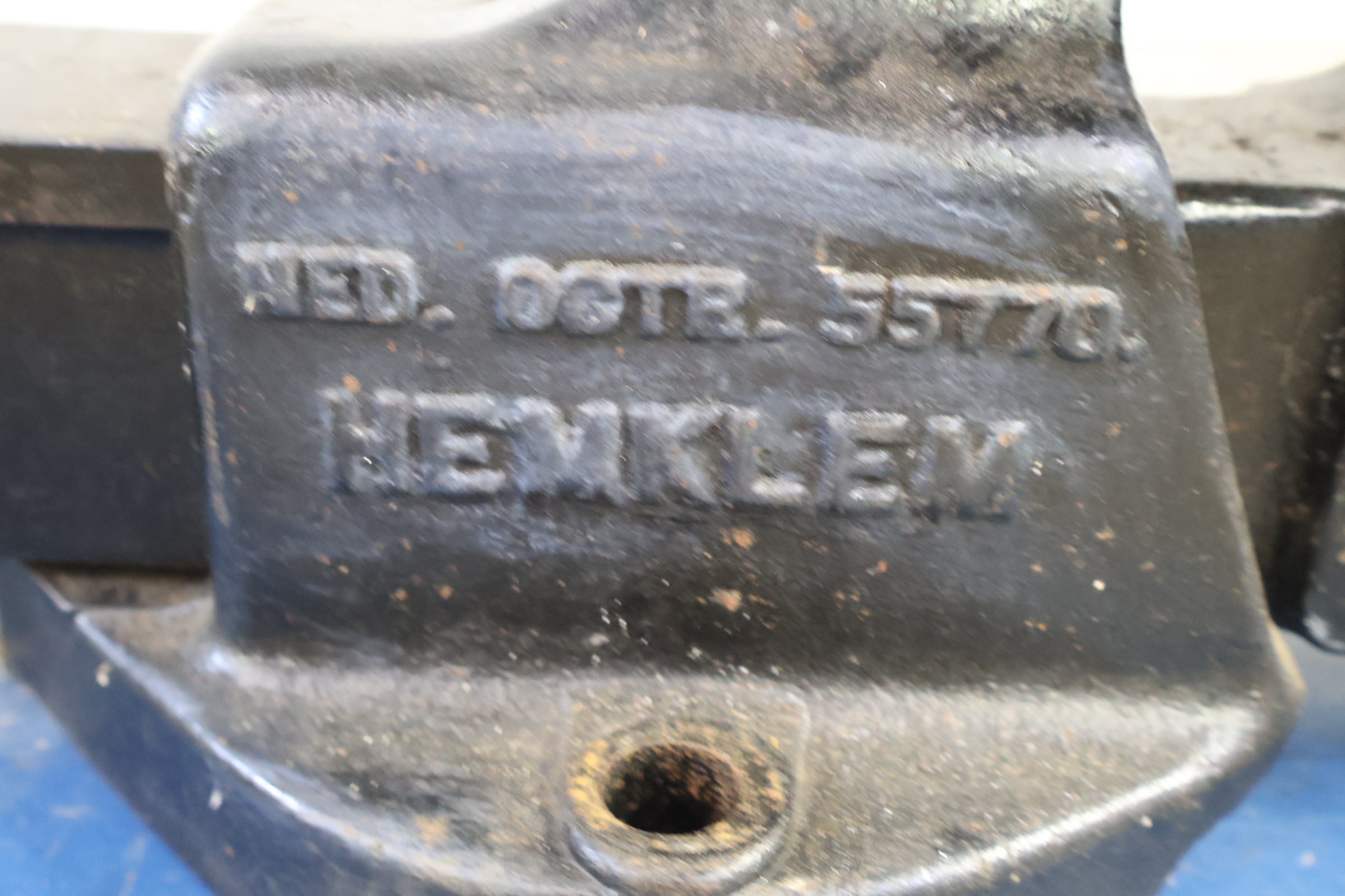 Ijzeren bankschroef op houten plank – foto 7 – kavel bij GSD Auctions, Zoeterwoude