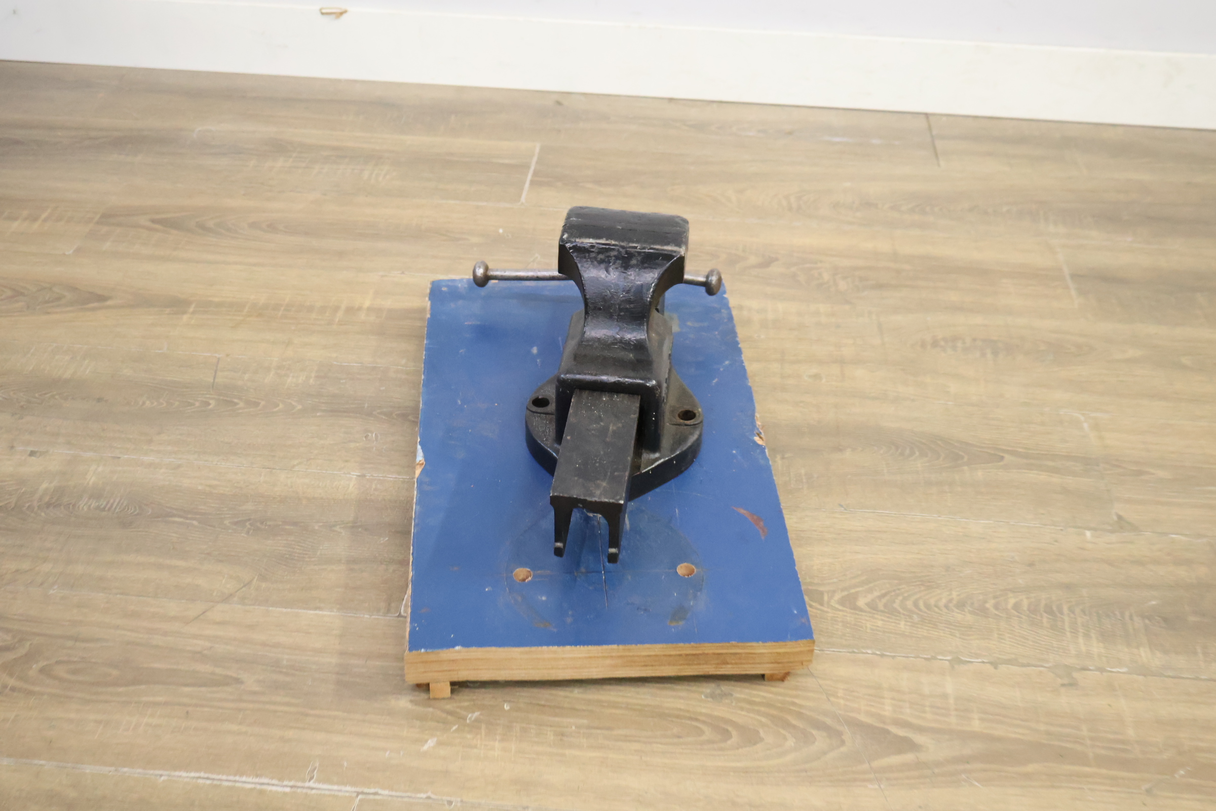 Ijzeren bankschroef op houten plank – foto 8 – kavel bij GSD Auctions, Zoeterwoude