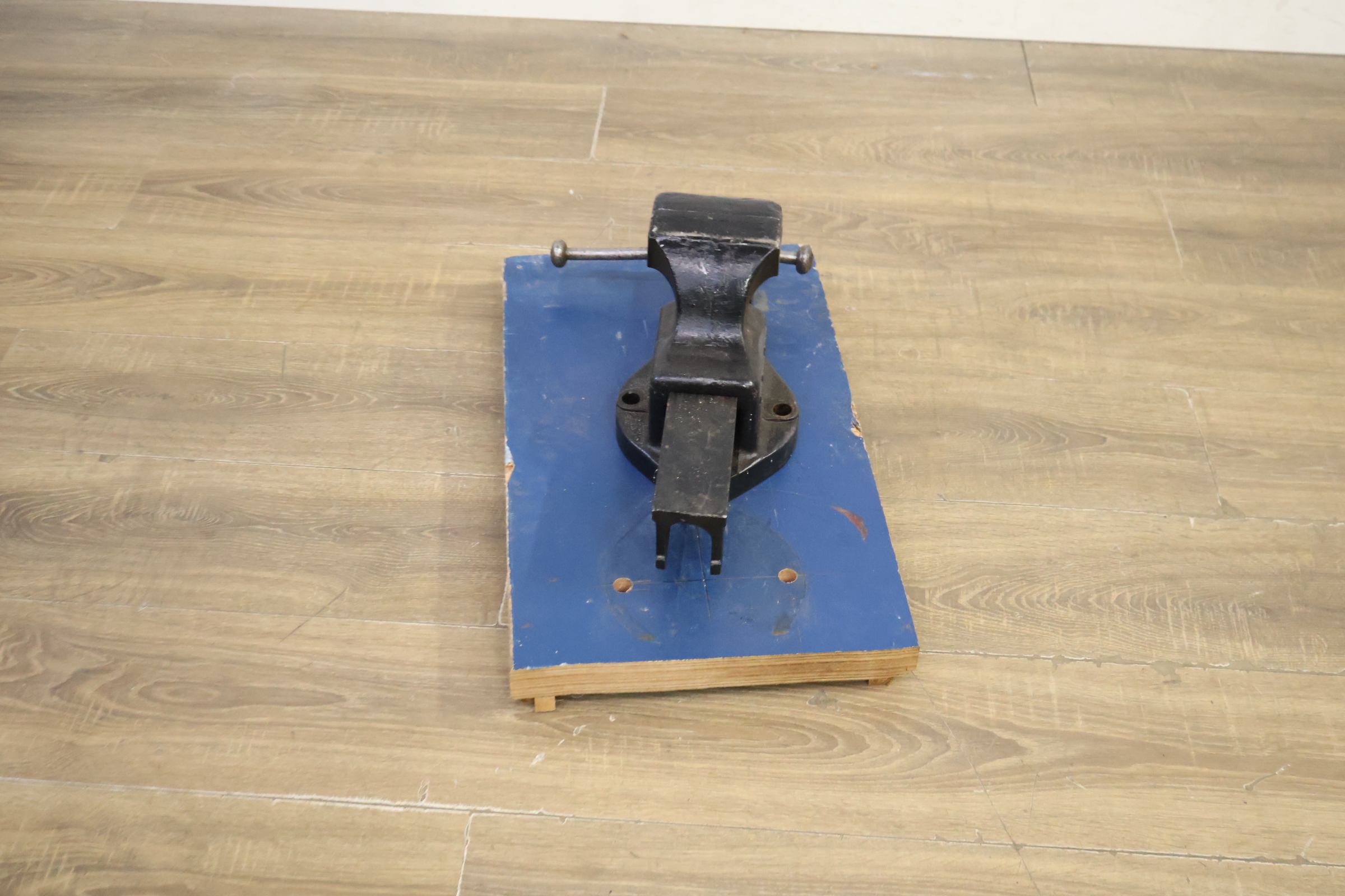 Ijzeren bankschroef op houten plank – foto 9 – kavel bij GSD Auctions, Zoeterwoude