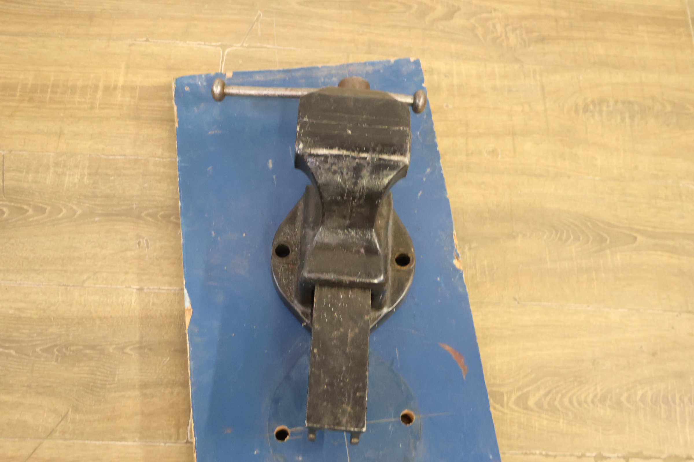 Ijzeren bankschroef op houten plank – foto 10 – kavel bij GSD Auctions, Zoeterwoude