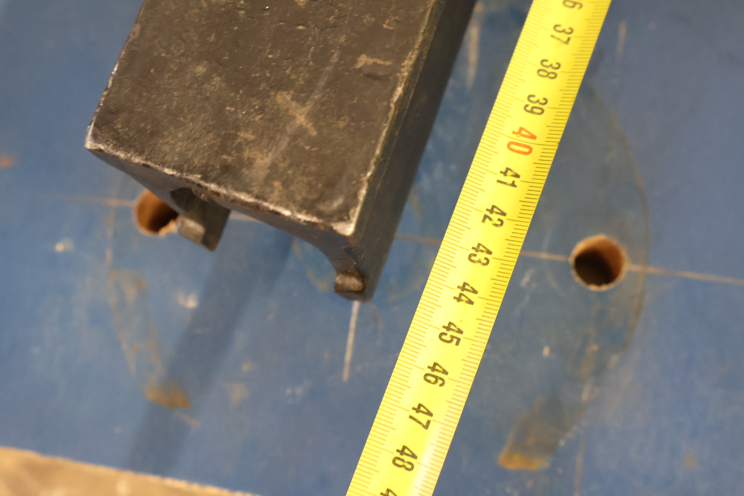 Ijzeren bankschroef op houten plank – foto 11 – kavel bij GSD Auctions, Zoeterwoude