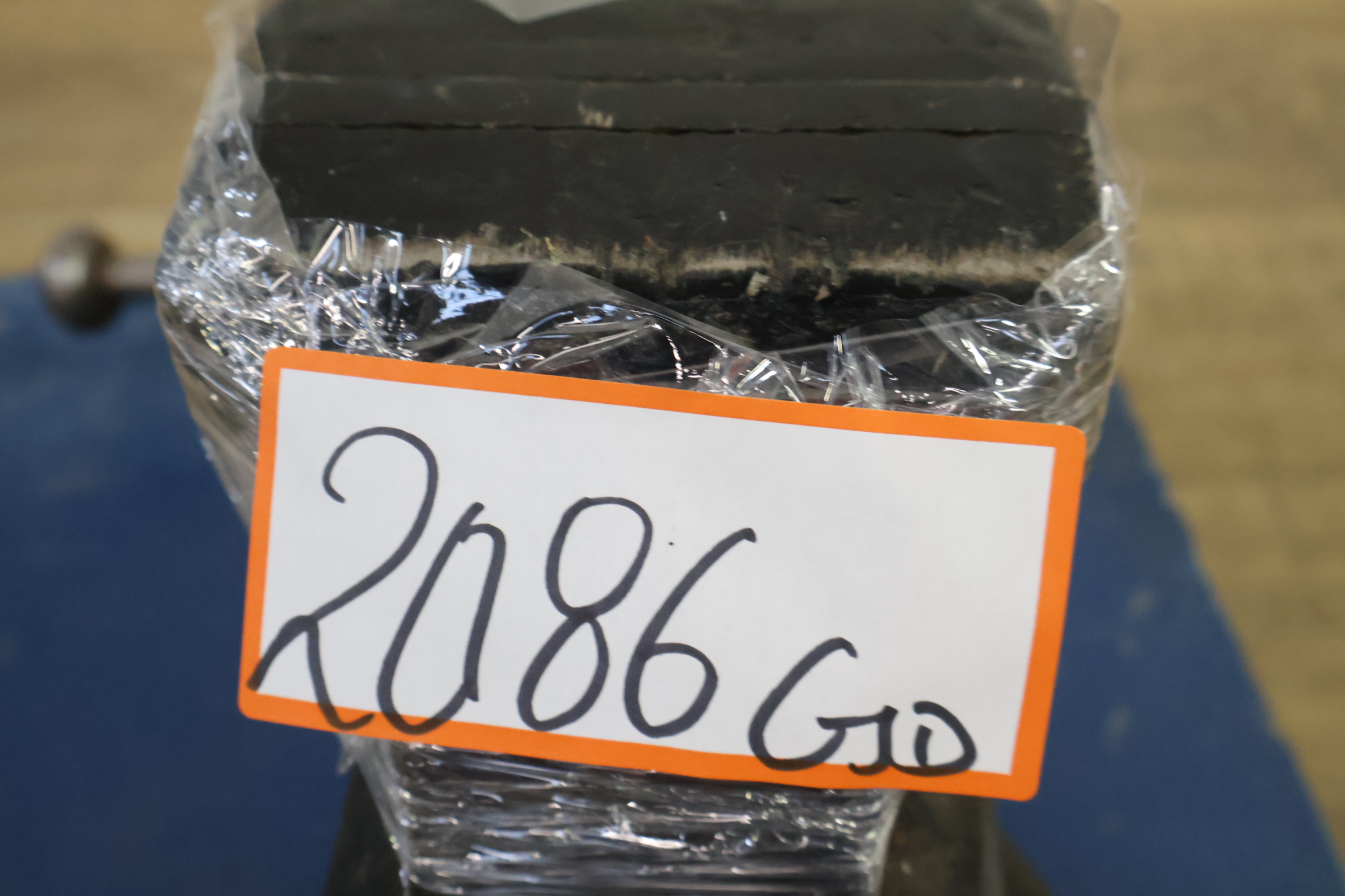 Ijzeren bankschroef op houten plank – foto 13 – kavel bij GSD Auctions, Zoeterwoude