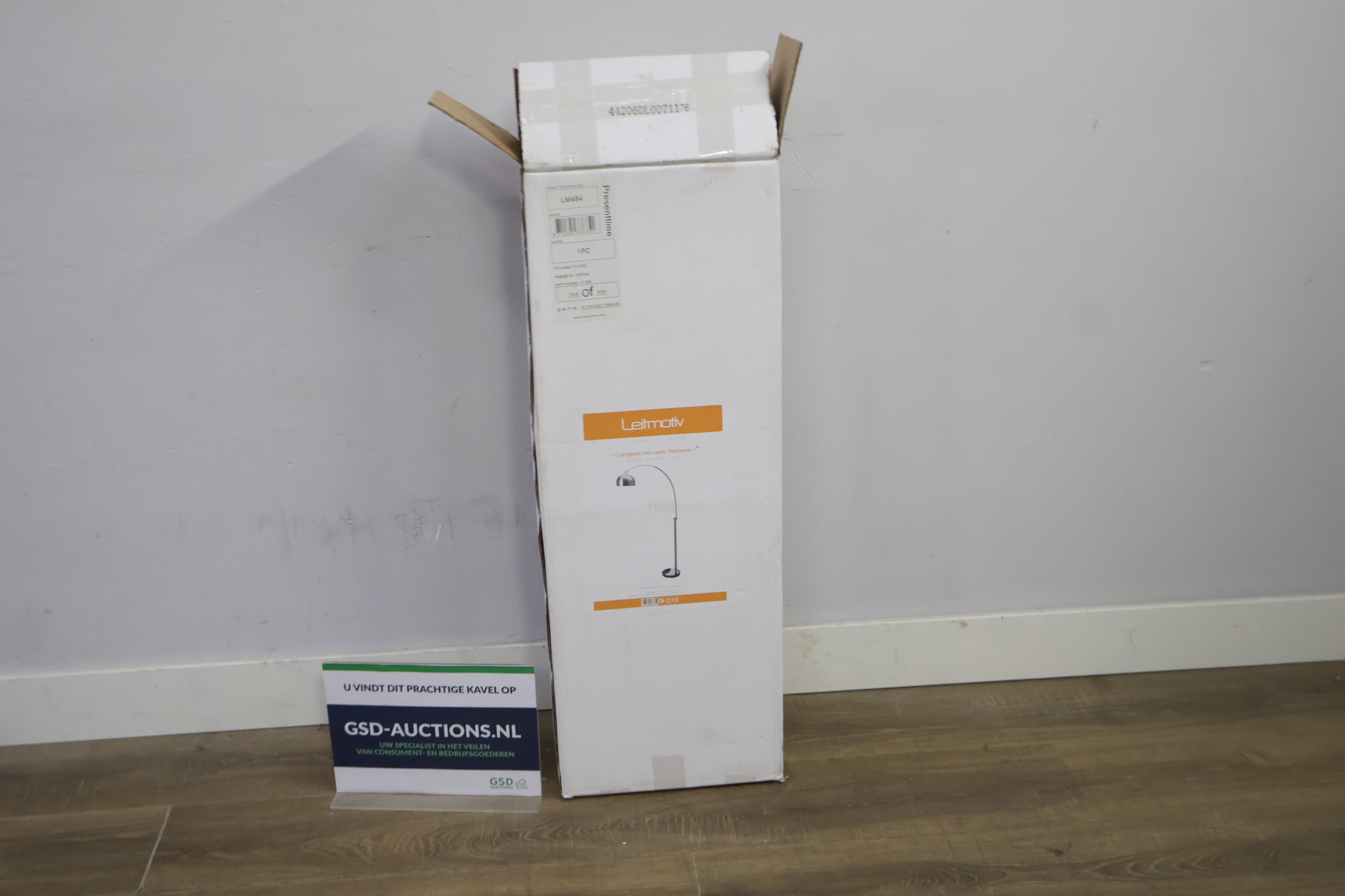 Leitmotiv vloerlamp met boogarm en metalen kap – foto 2 – kavel bij GSD Auctions, Zoeterwoude