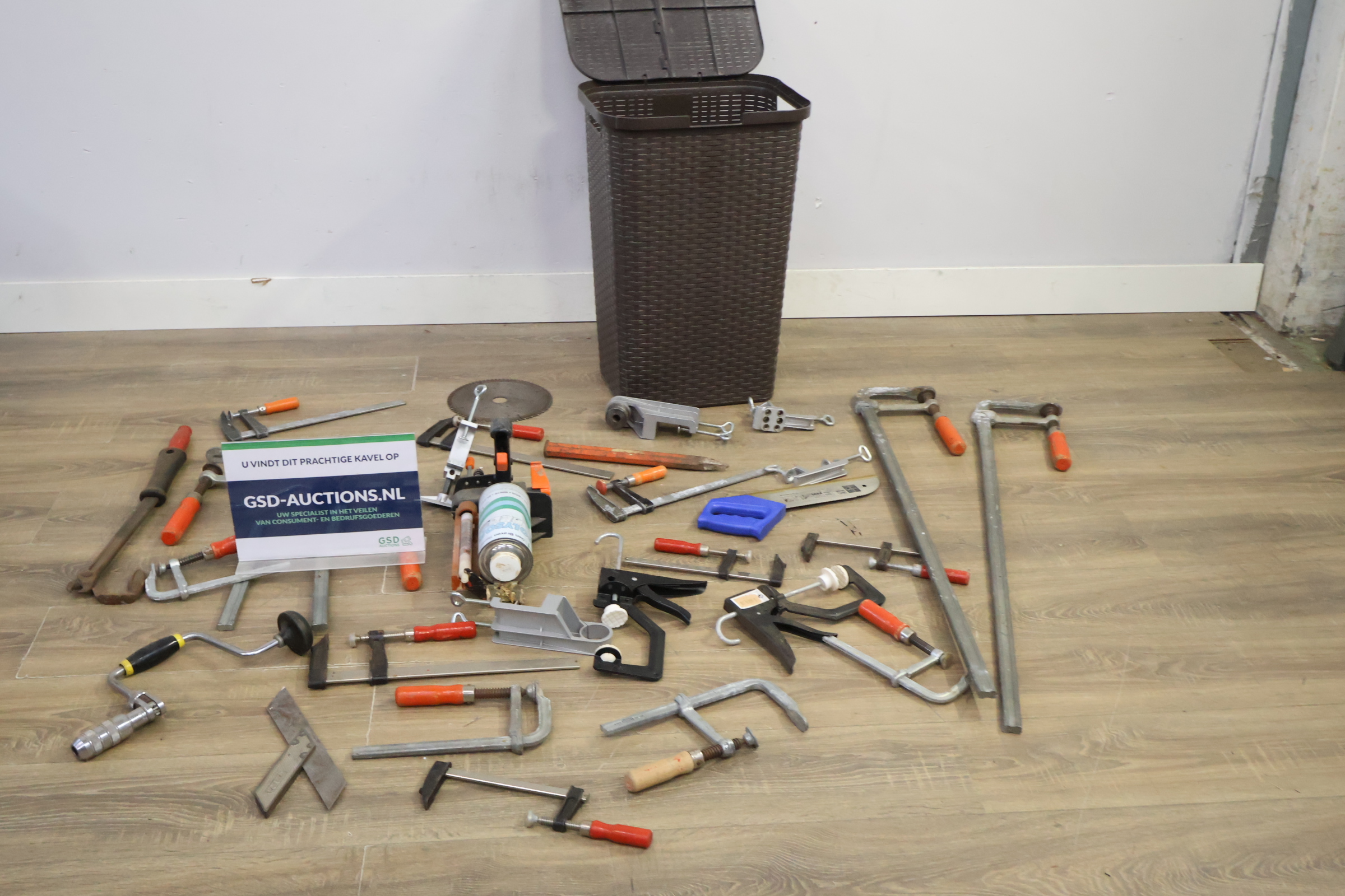 Diverse klemmen en gereedschap in wasmand – foto 2 – kavel bij GSD Auctions, Zoeterwoude